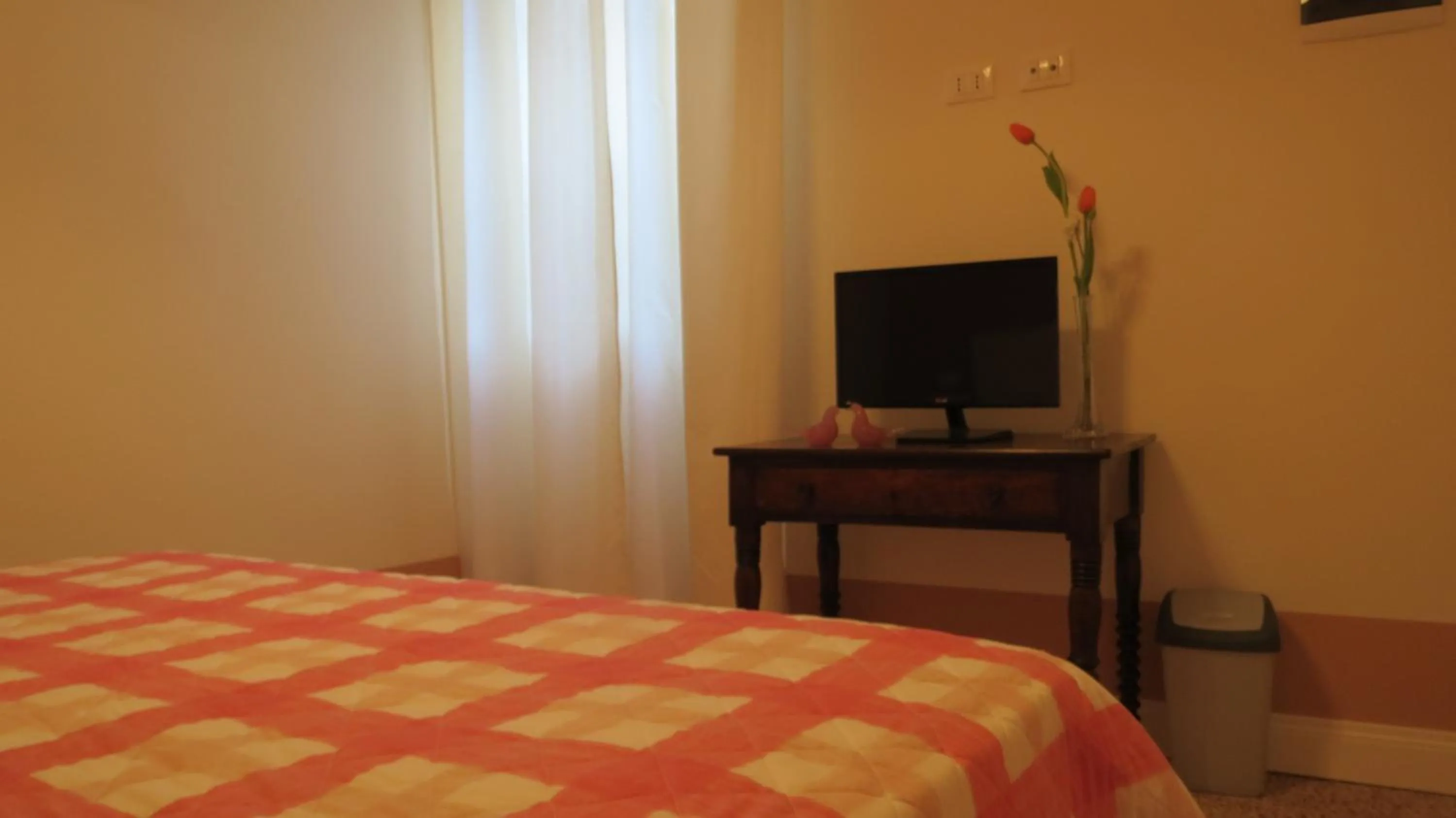 Photo of the whole room, Bed in L'ulivo Chiantigiana 115