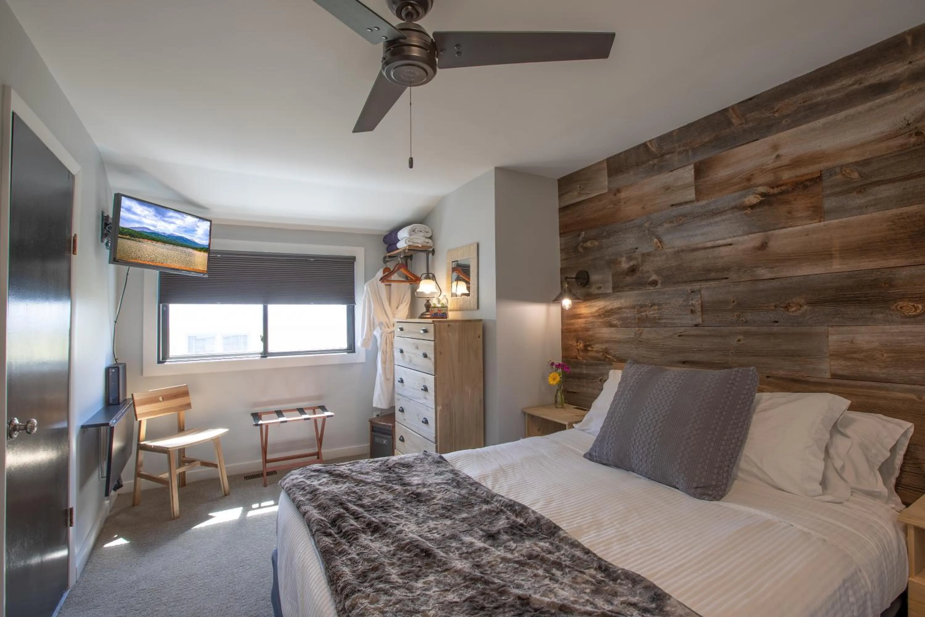 Bedroom, Bed in Purple Mountain Bed & Breakfast & Spa