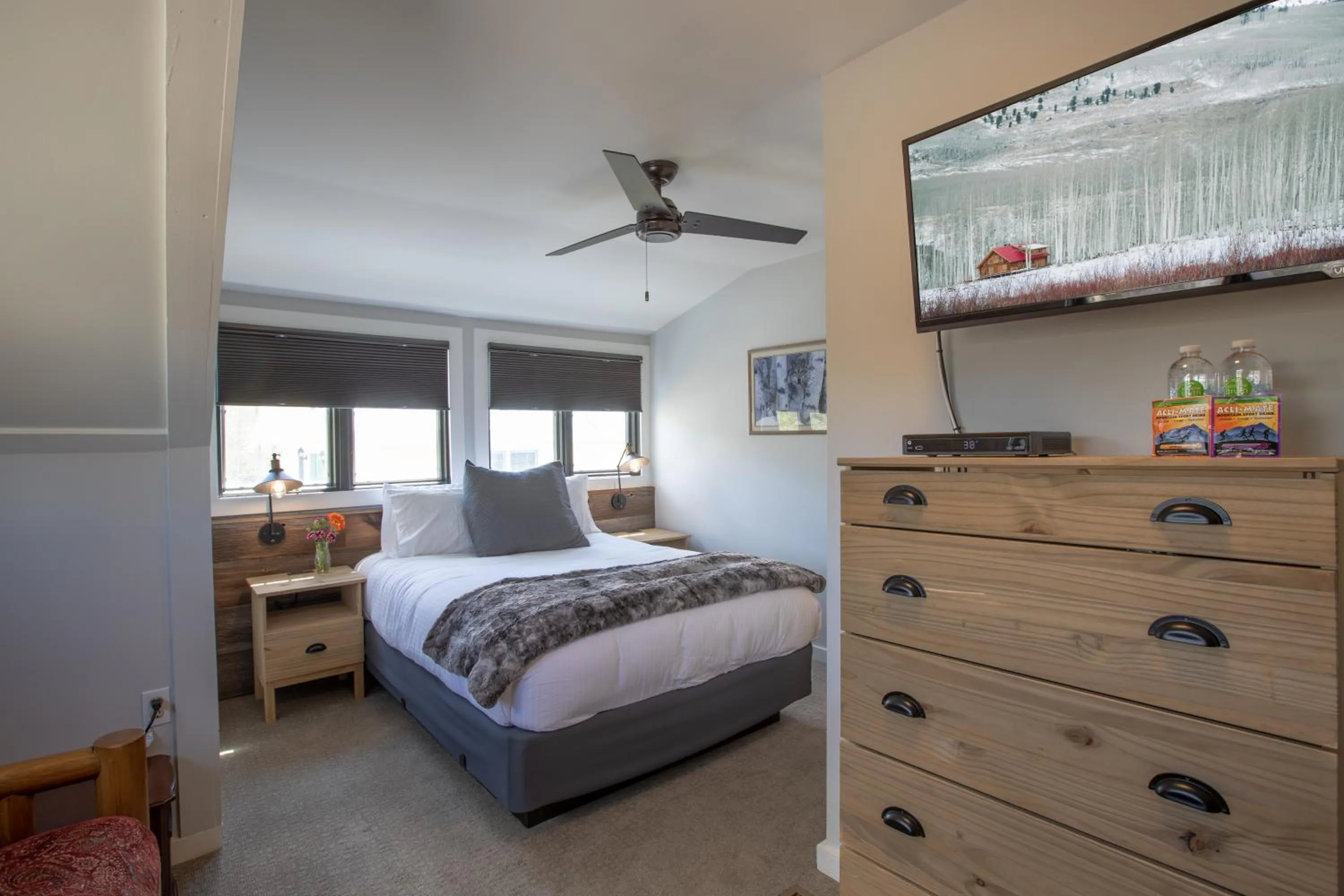 Bedroom, Bed in Purple Mountain Bed & Breakfast & Spa