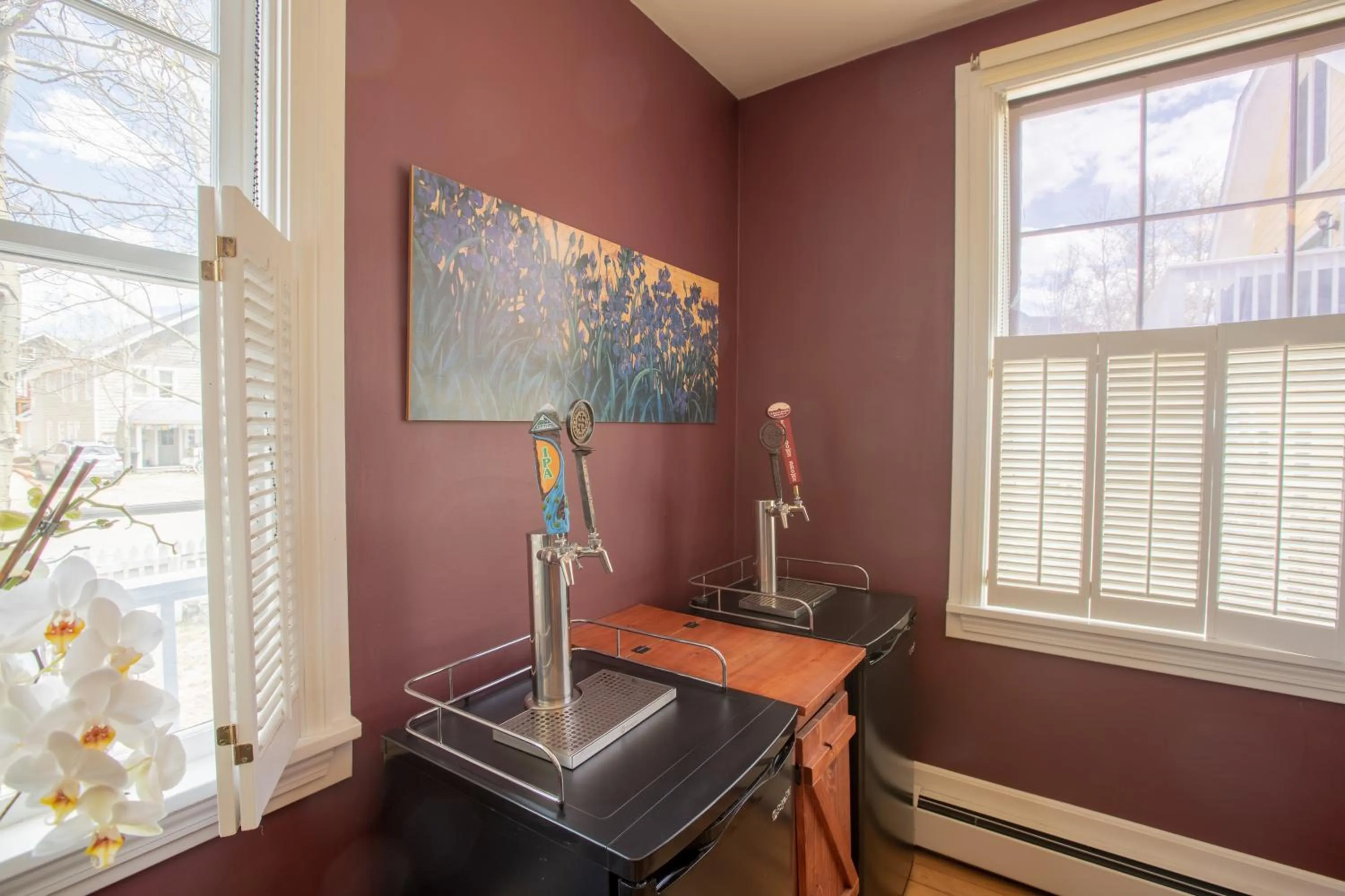 Alcoholic drinks in Purple Mountain Bed & Breakfast & Spa