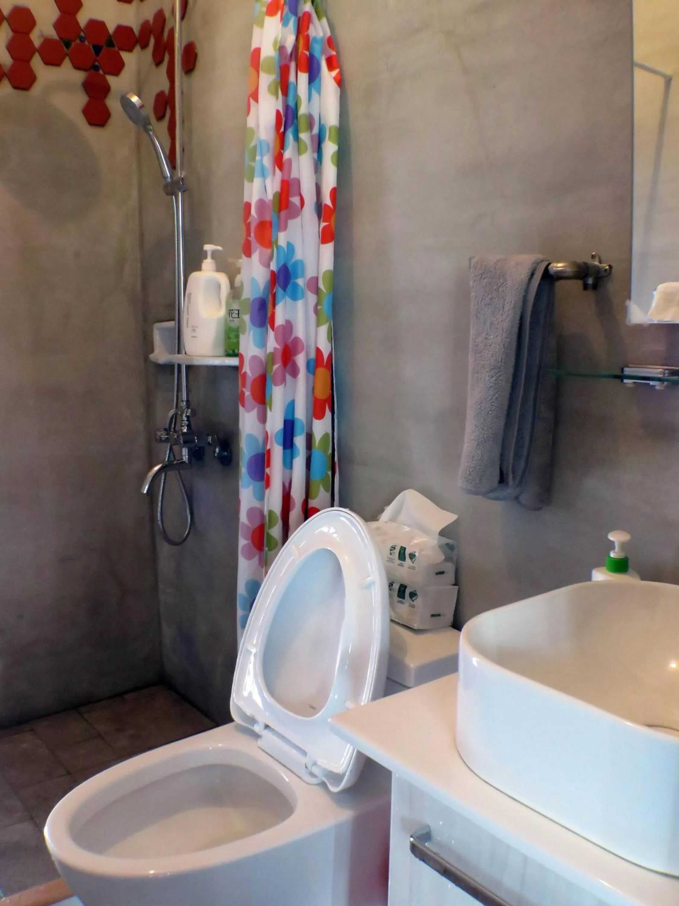Shower in Dulan Groundnut Backpacker Hostel