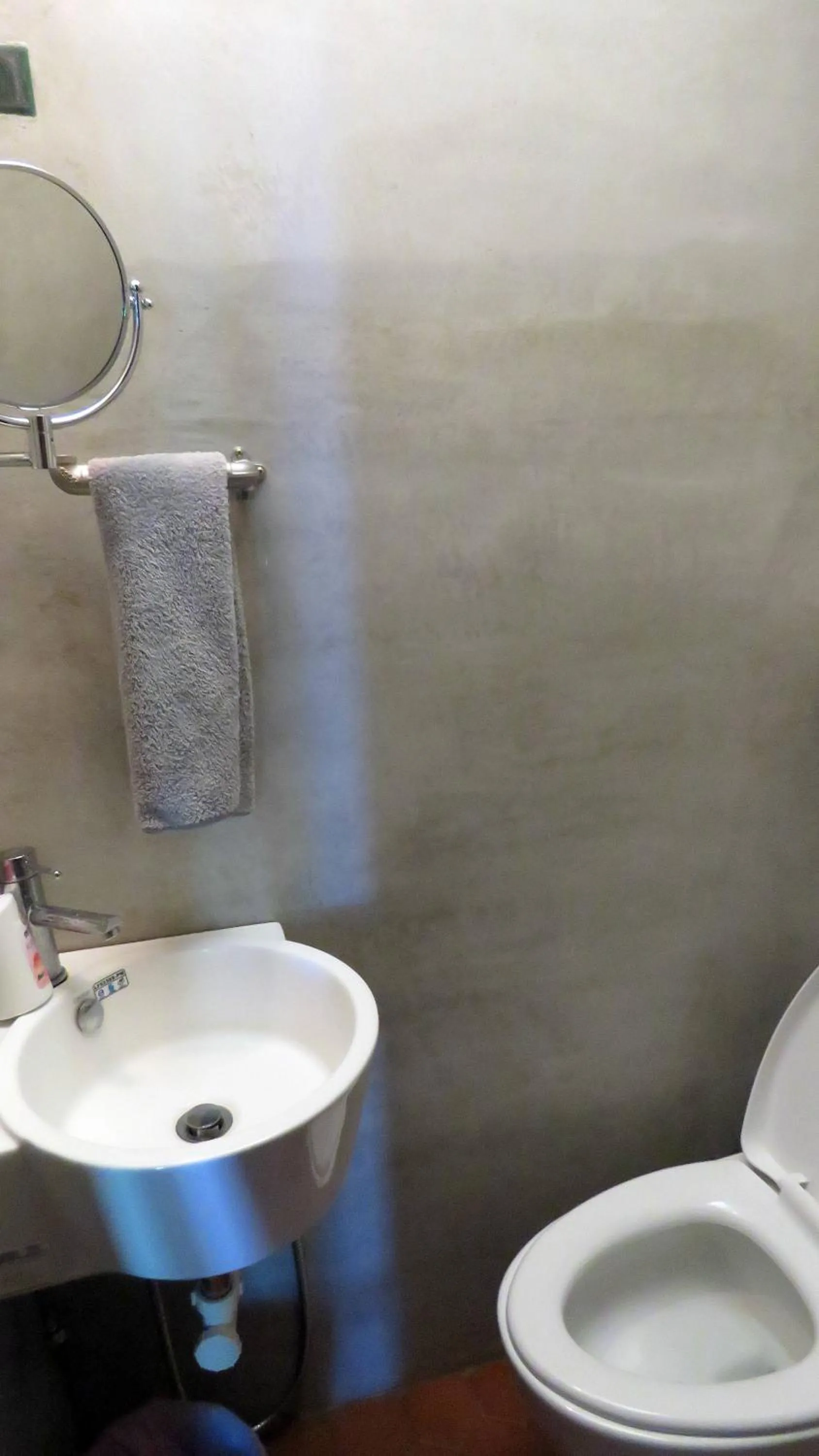 Toilet in Dulan Groundnut Backpacker Hostel