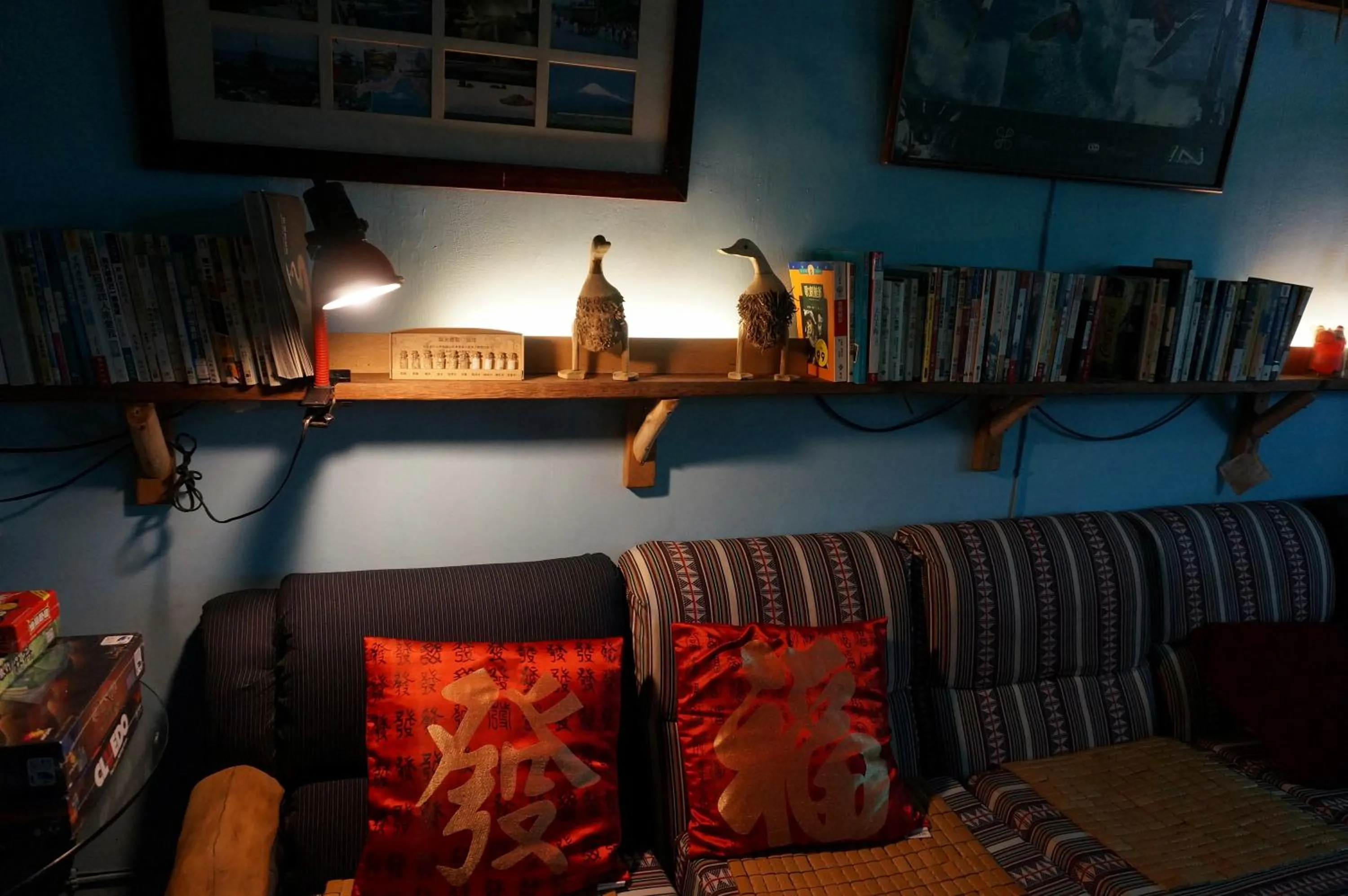 Communal lounge/ TV room in Dulan Groundnut Backpacker Hostel