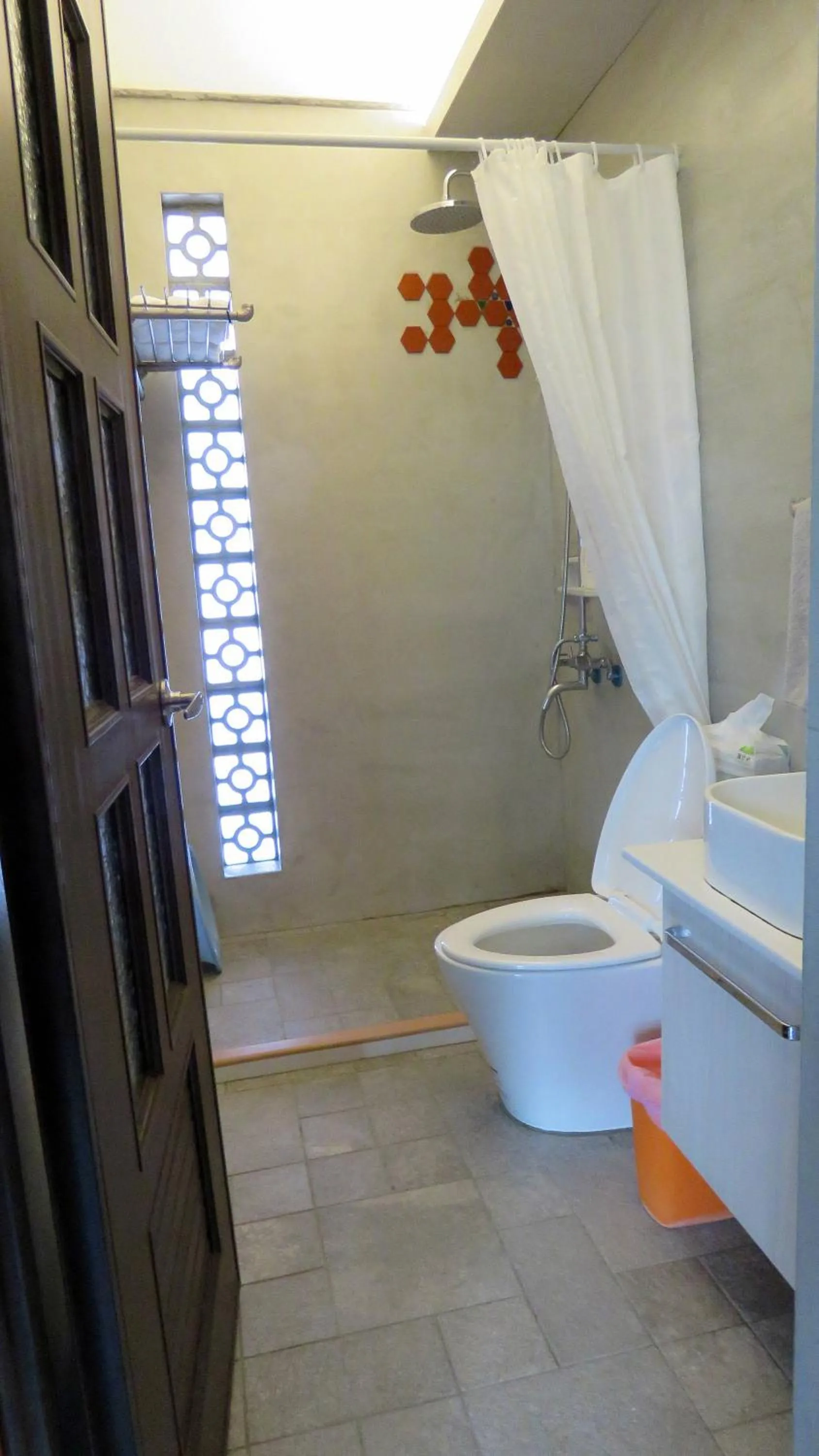 Shower in Dulan Groundnut Backpacker Hostel
