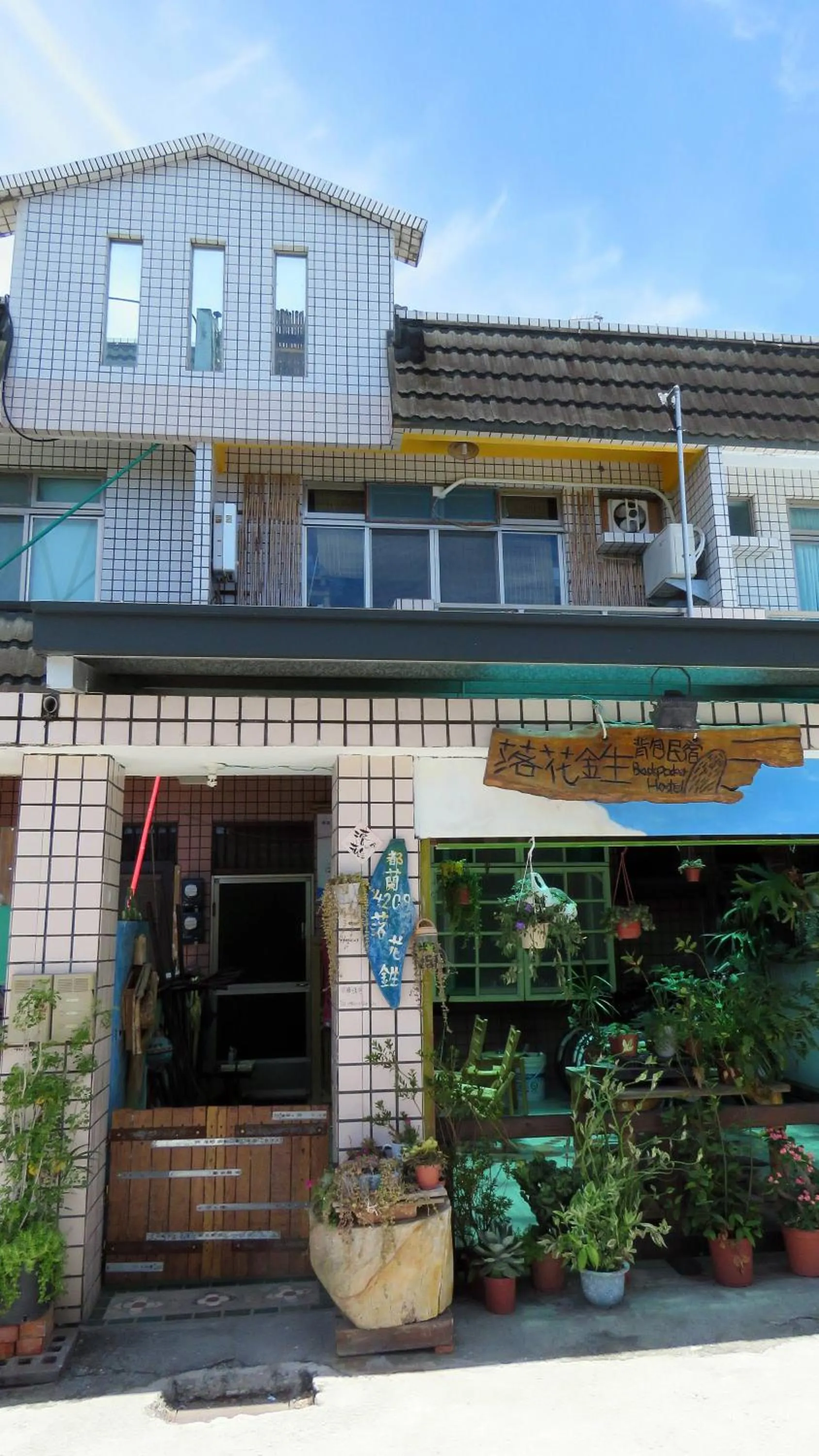 Property building in Dulan Groundnut Backpacker Hostel