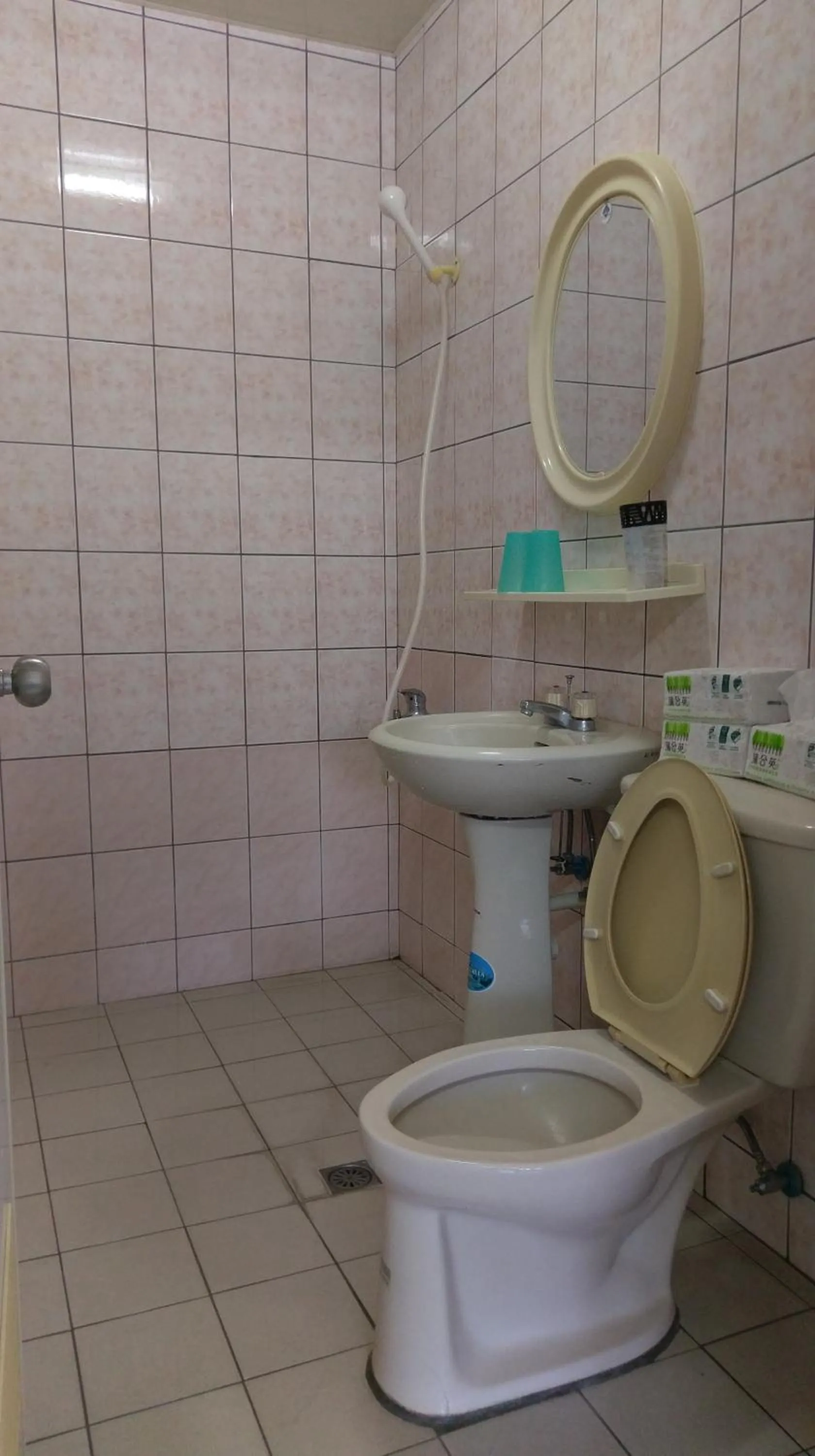 Shower in Dulan Groundnut Backpacker Hostel