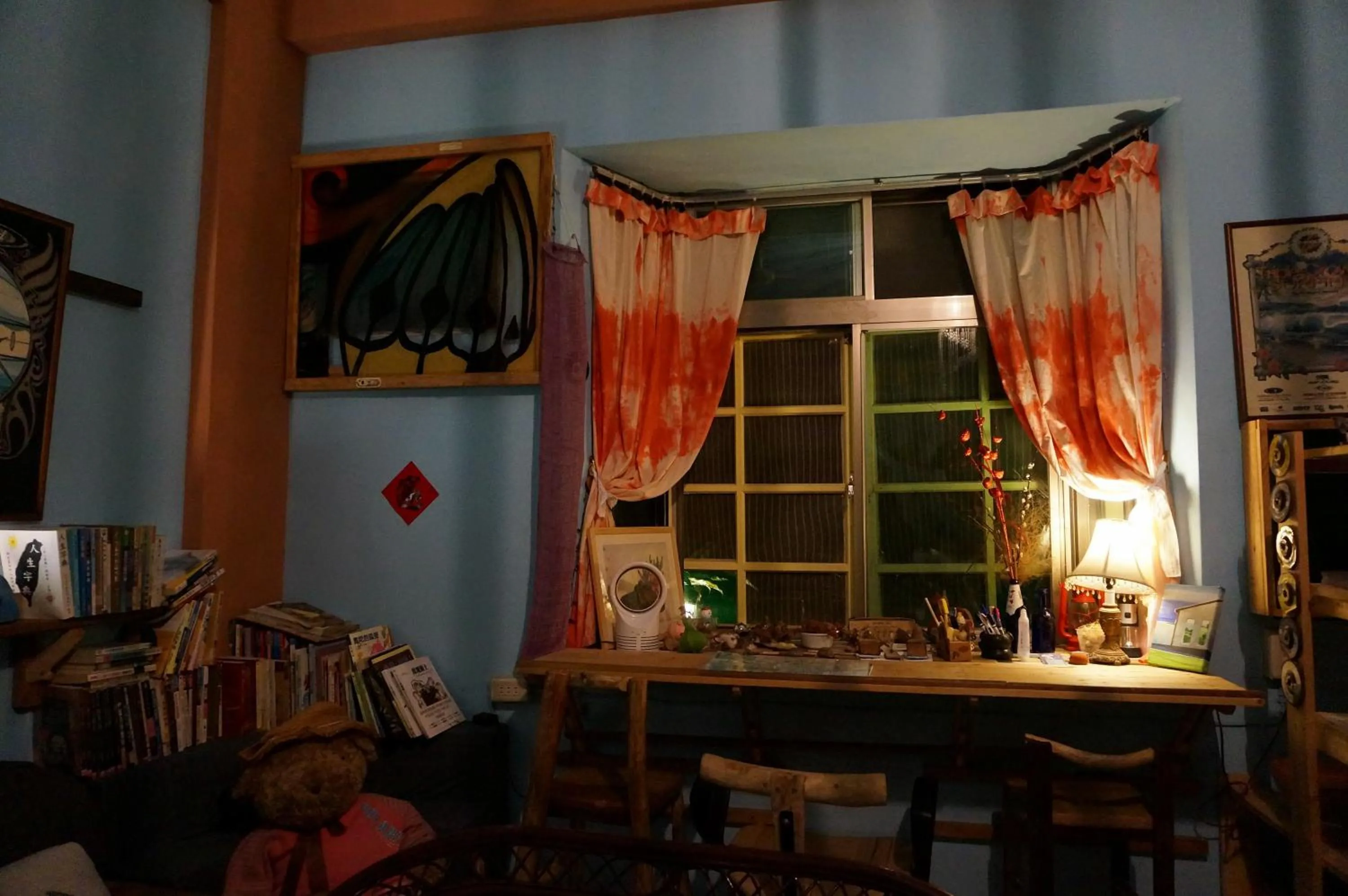 Communal lounge/ TV room in Dulan Groundnut Backpacker Hostel