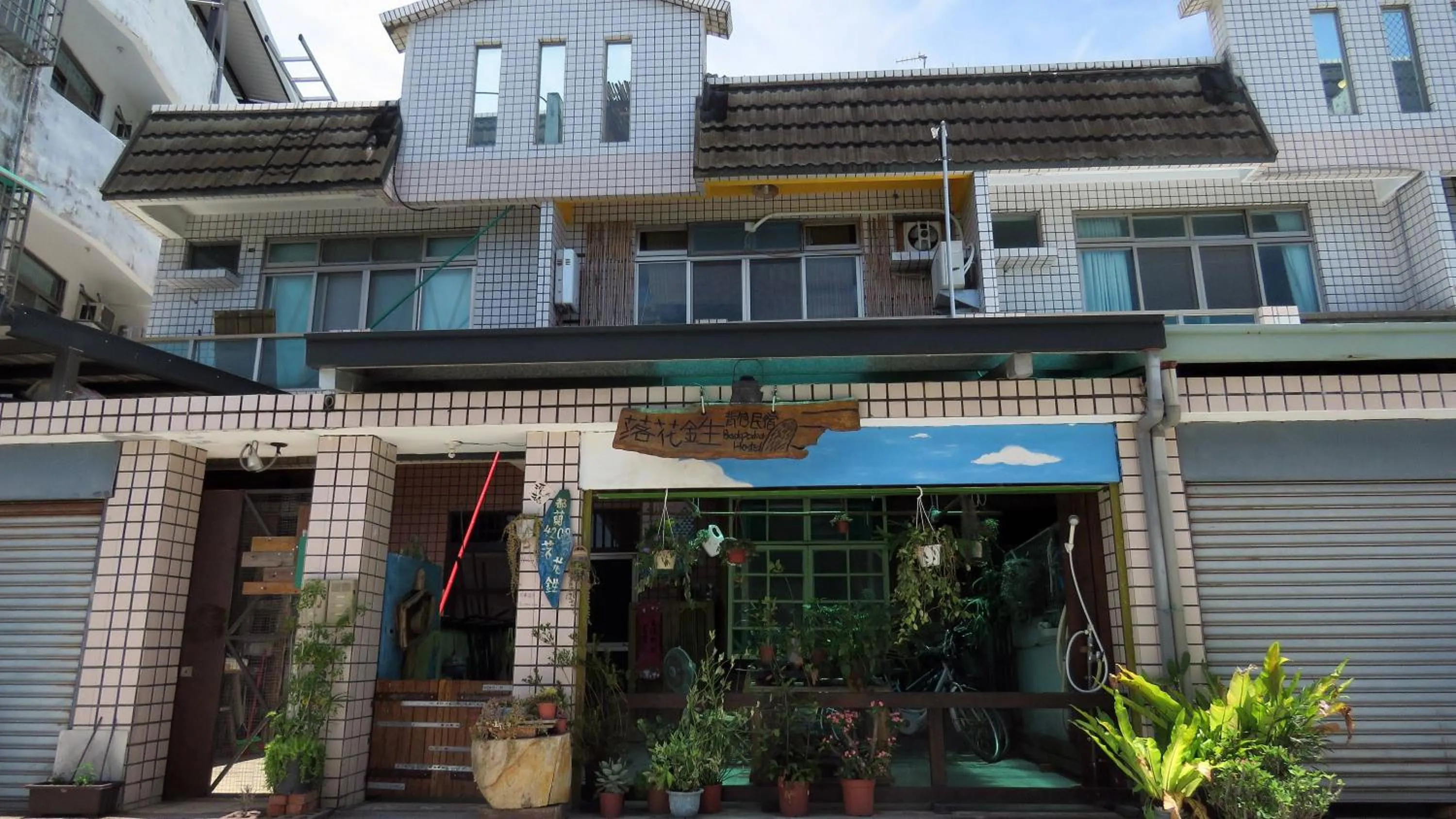 Facade/entrance in Dulan Groundnut Backpacker Hostel