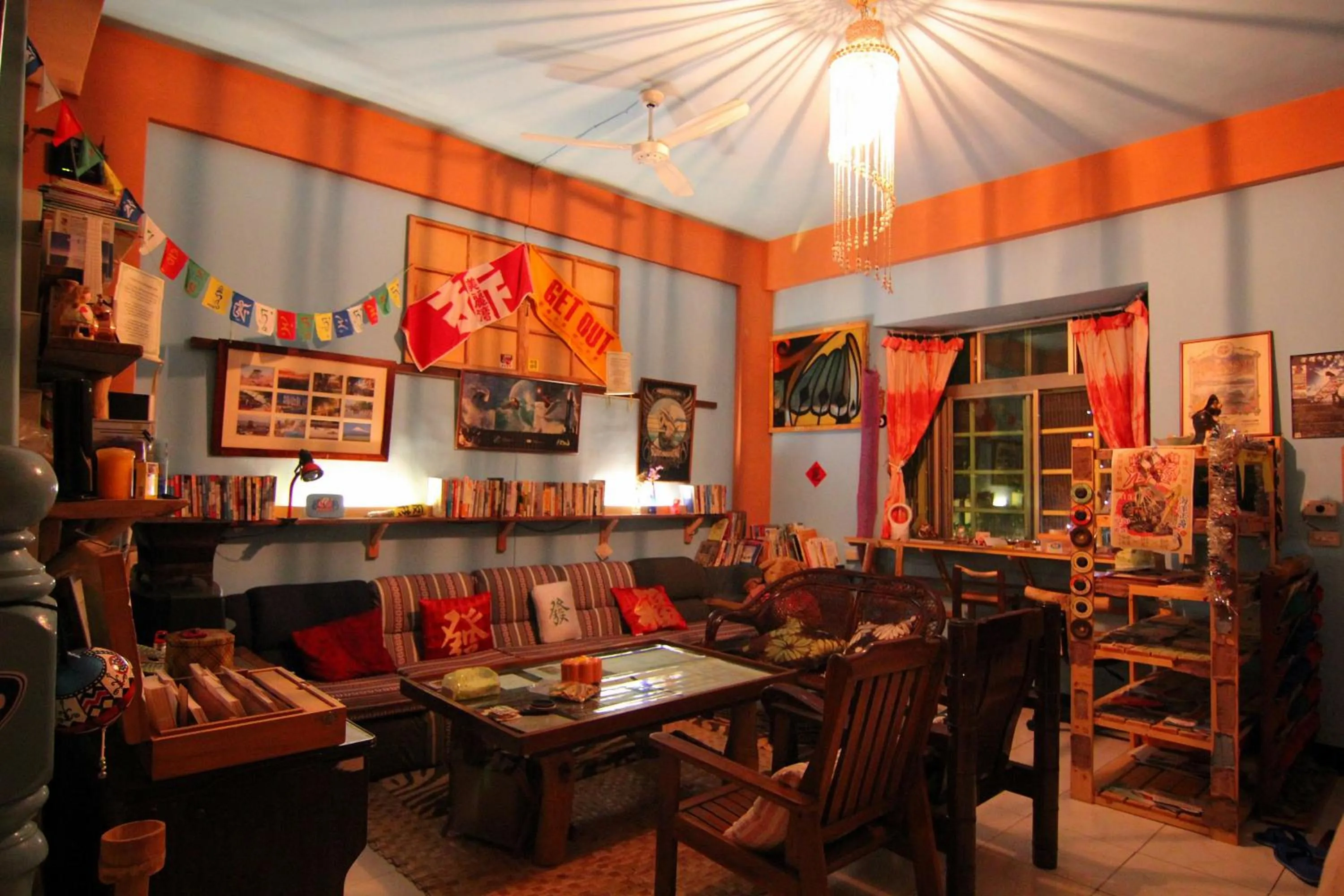 Communal lounge/ TV room in Dulan Groundnut Backpacker Hostel