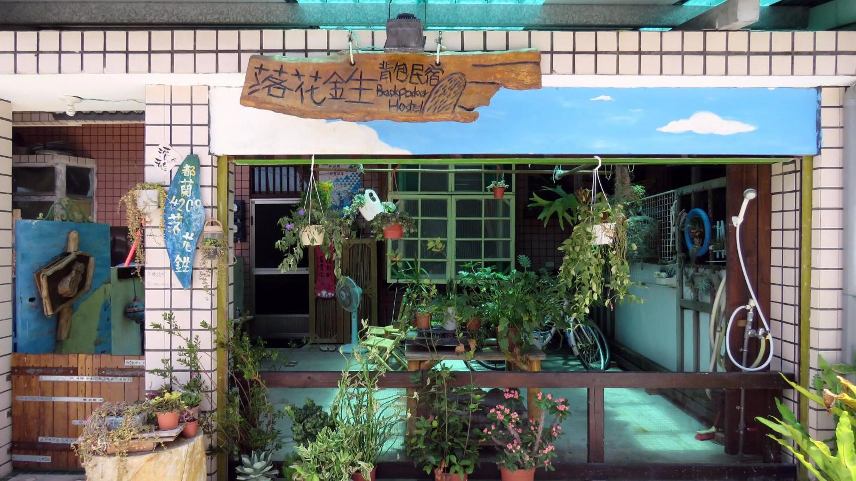 Facade/entrance in Dulan Groundnut Backpacker Hostel