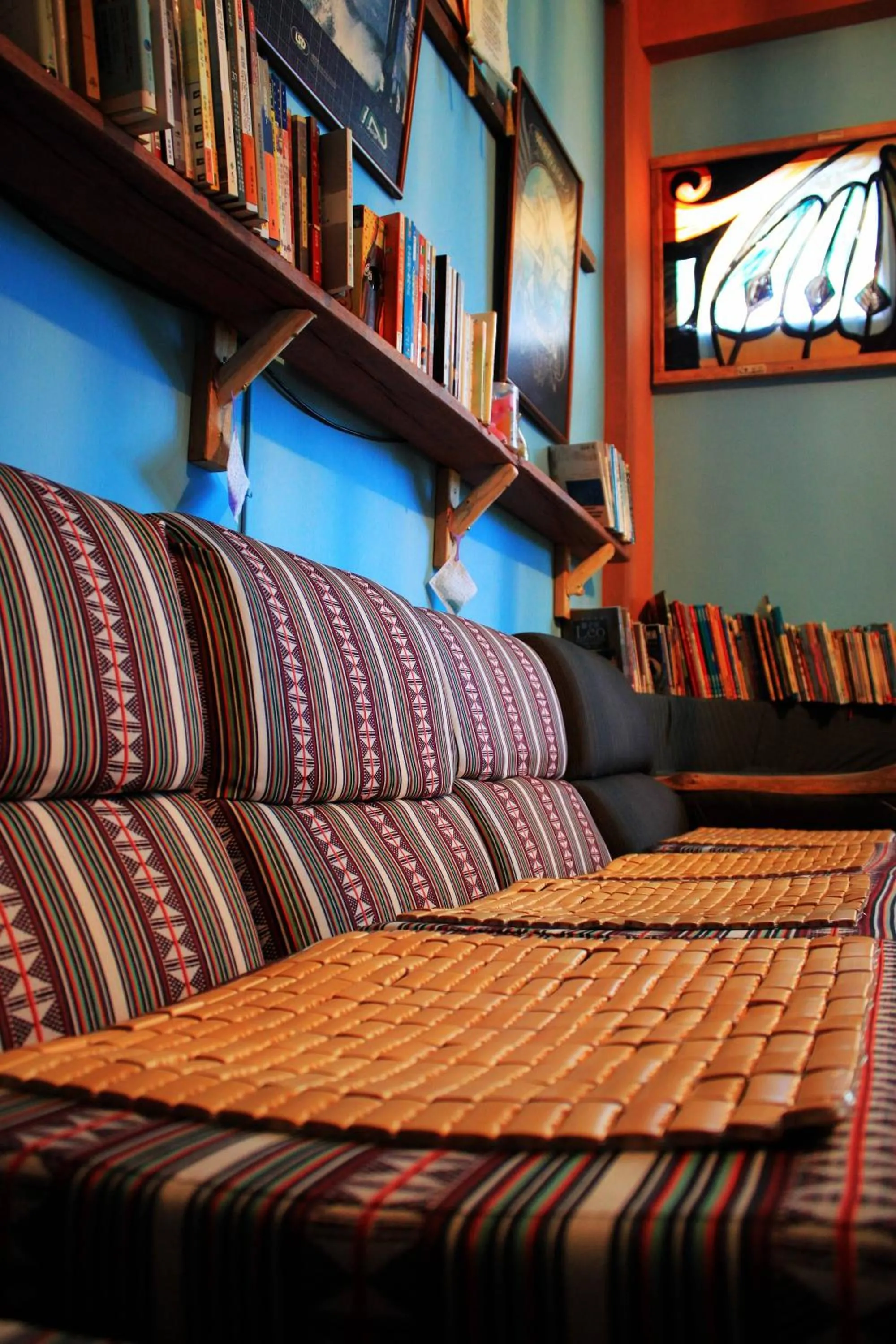 Communal lounge/ TV room in Dulan Groundnut Backpacker Hostel