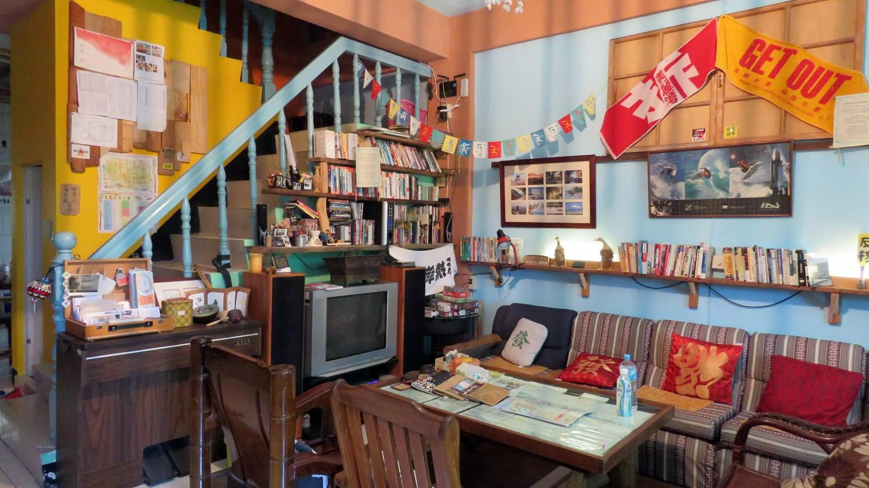 Communal lounge/ TV room in Dulan Groundnut Backpacker Hostel