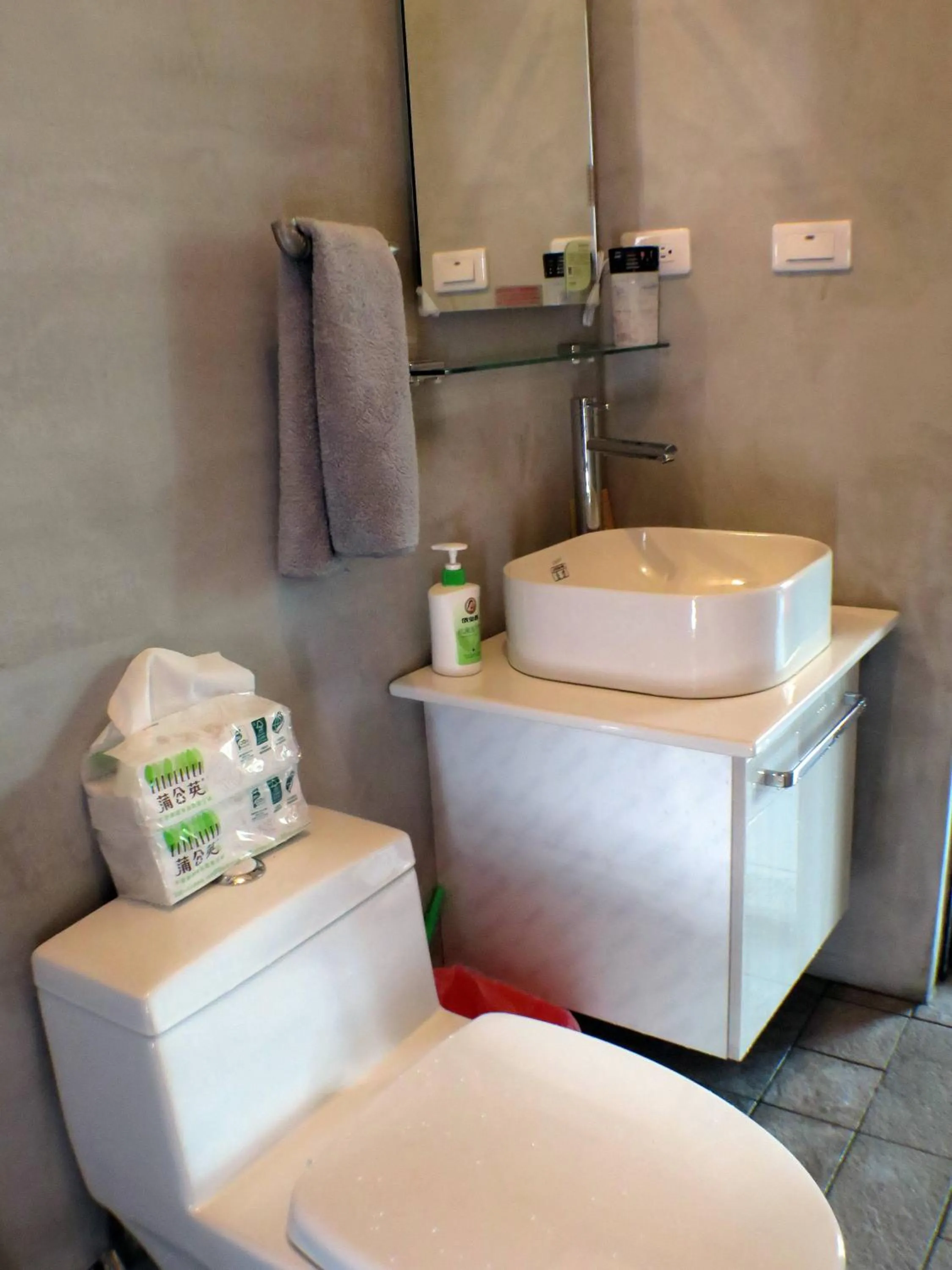 Shower in Dulan Groundnut Backpacker Hostel