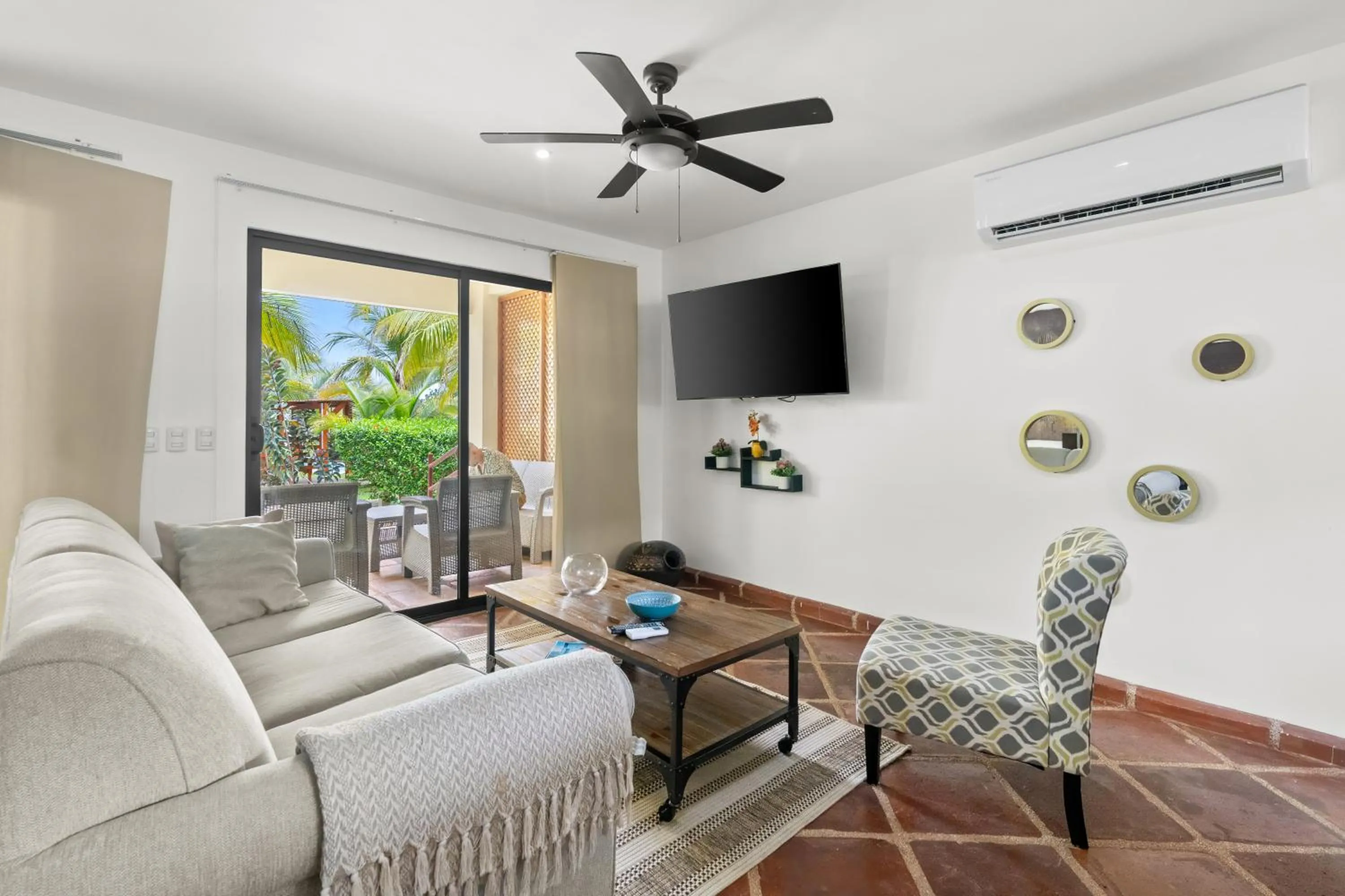 TV and multimedia in Tropical Gardens Suites and Apartments