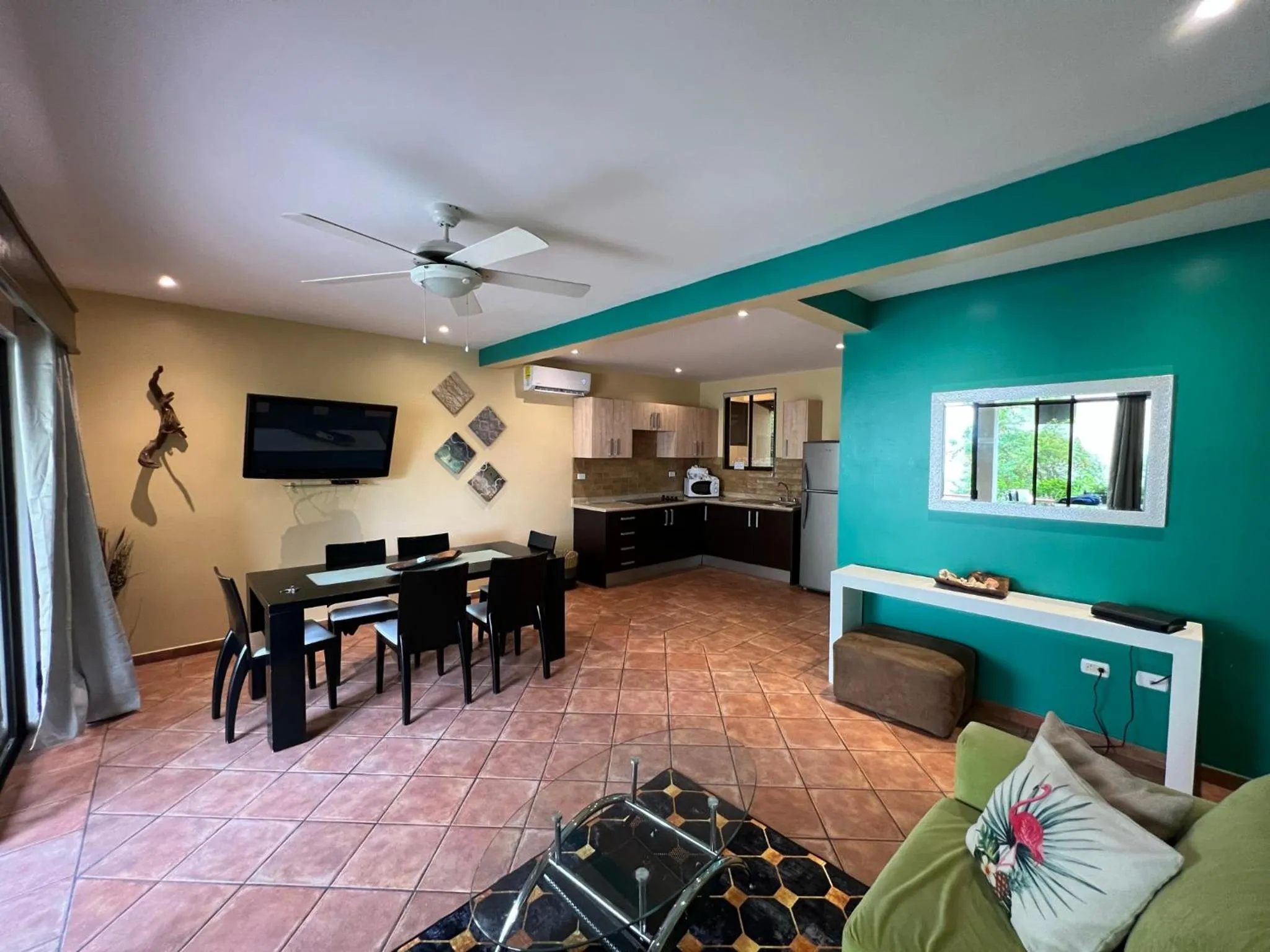 TV and multimedia in Tropical Gardens Suites and Apartments