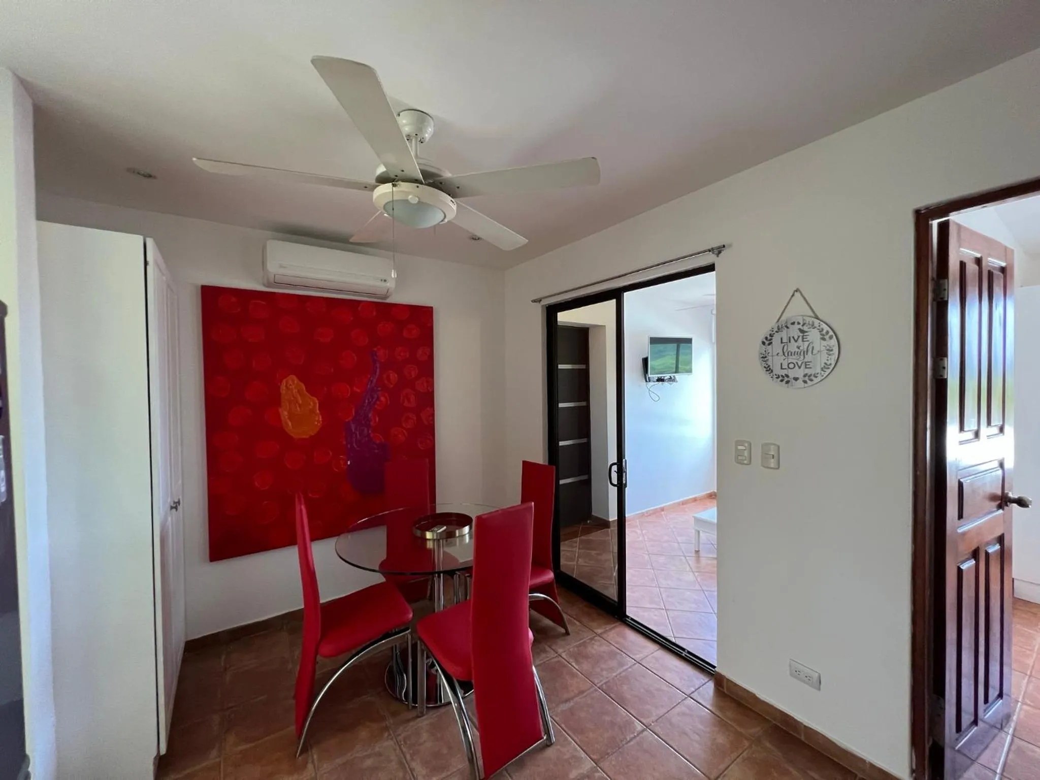 Dining area in Tropical Gardens Suites and Apartments