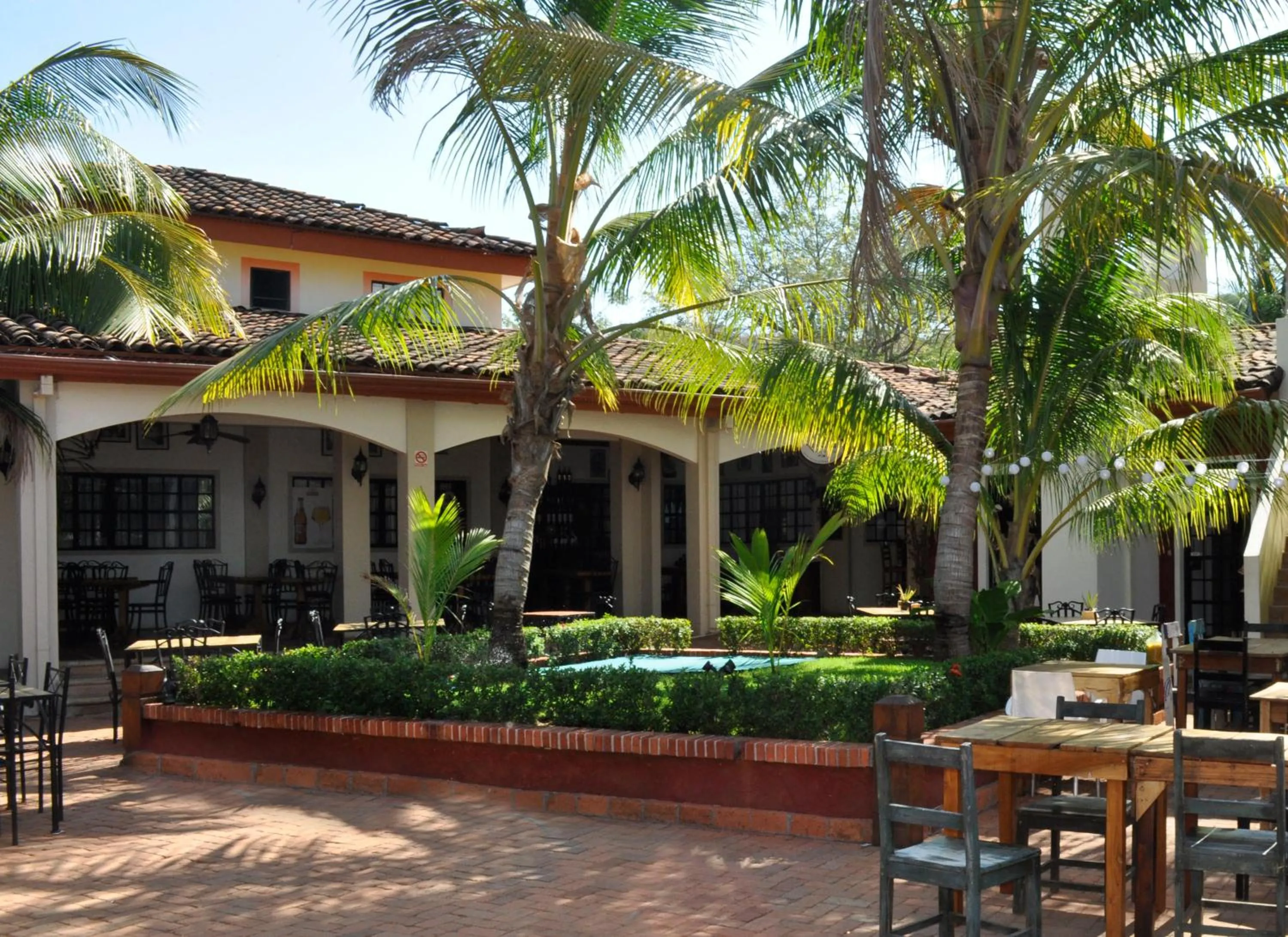 Food and drinks in Tropical Gardens Suites and Apartments