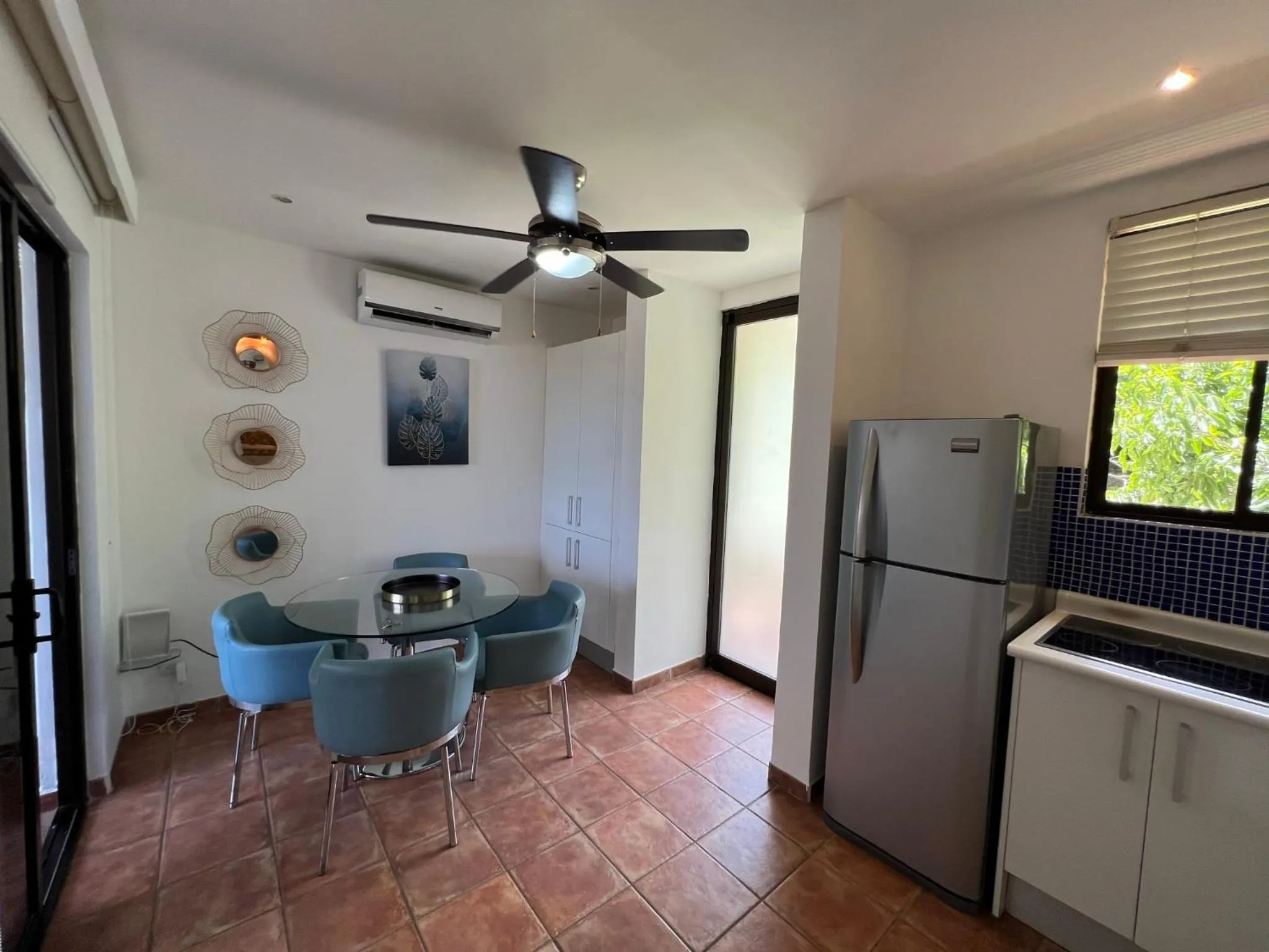 Kitchen or kitchenette in Tropical Gardens Suites and Apartments