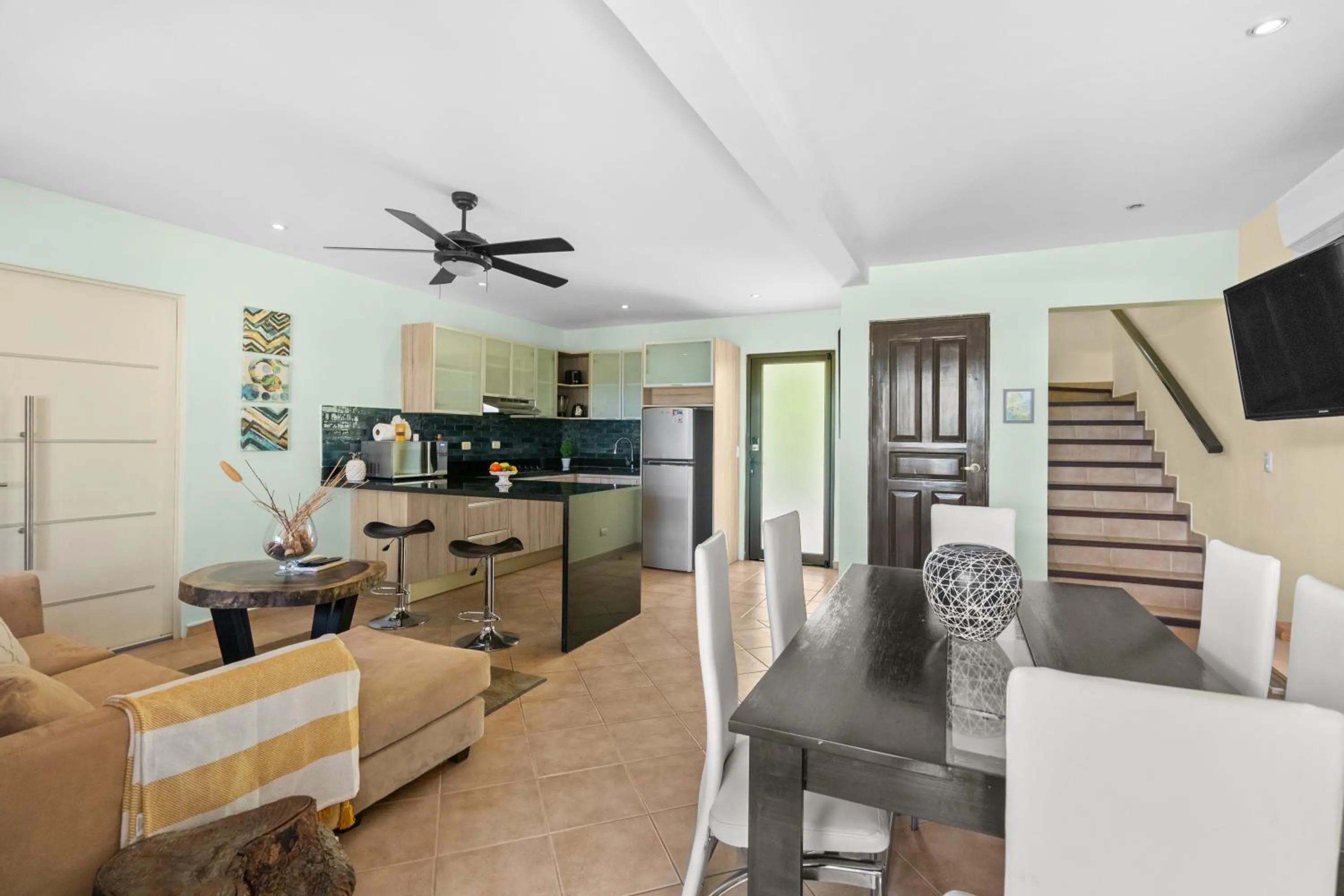 TV and multimedia in Tropical Gardens Suites and Apartments