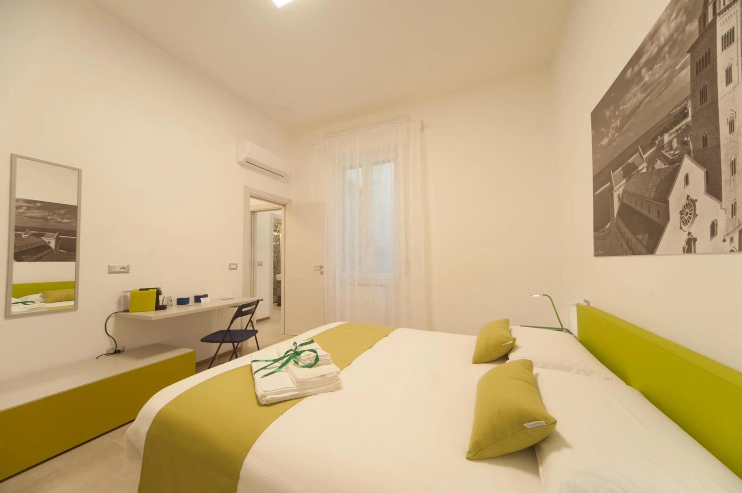 Photo of the whole room, Bed in La Cattedrale dai Tetti
