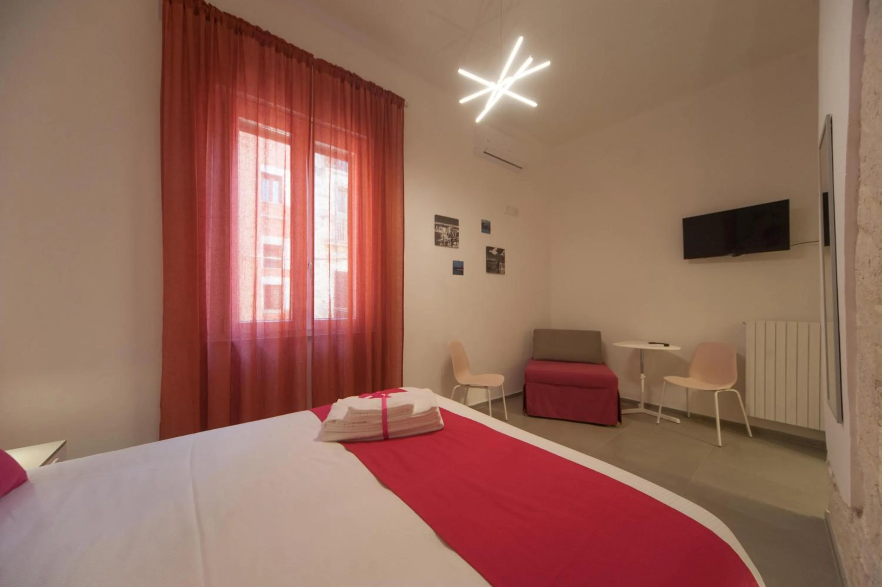 Photo of the whole room, Bed in La Cattedrale dai Tetti
