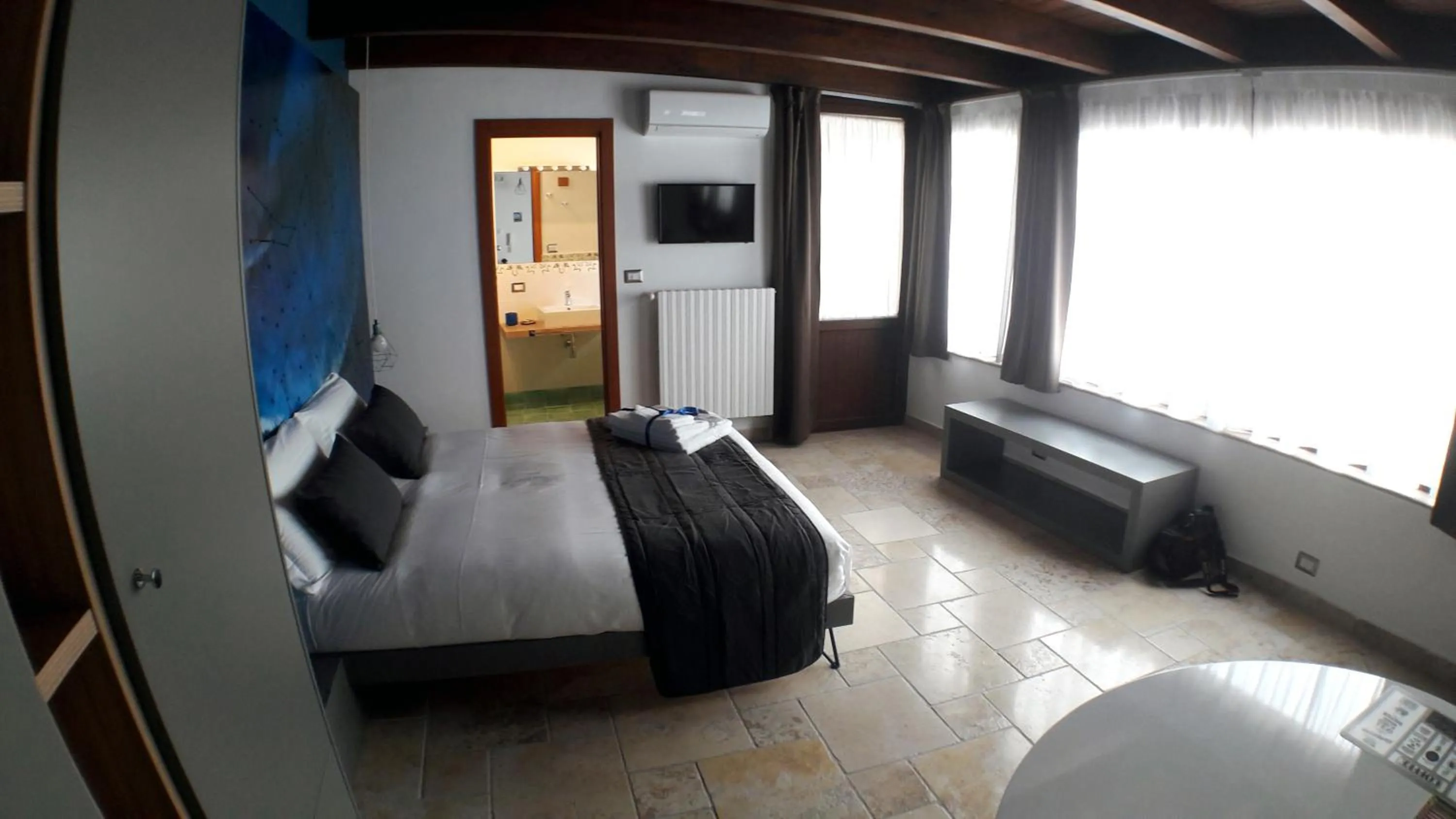Photo of the whole room, Bed in La Cattedrale dai Tetti