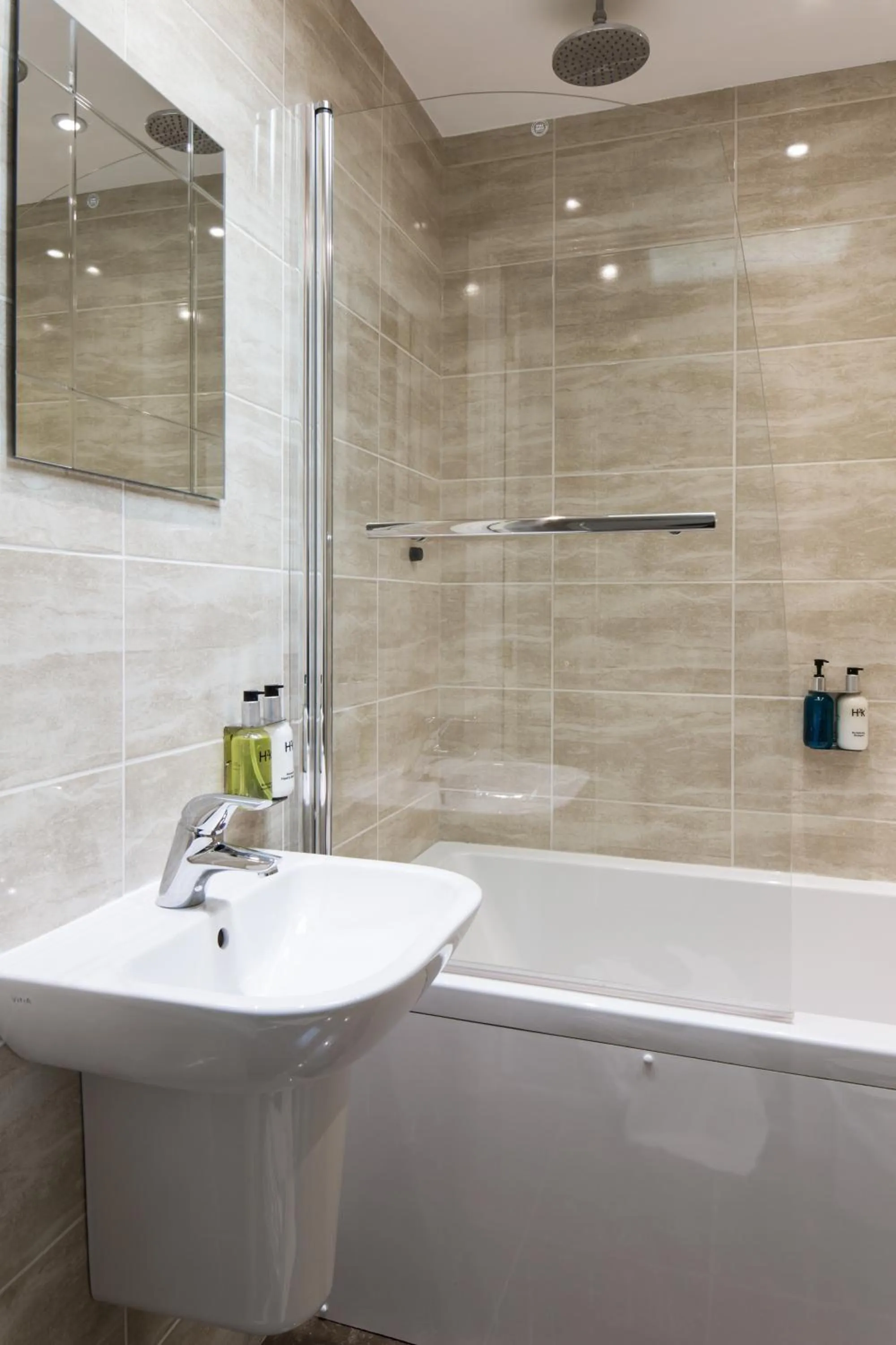 Bathroom in Hedley House Hotel & Apartments