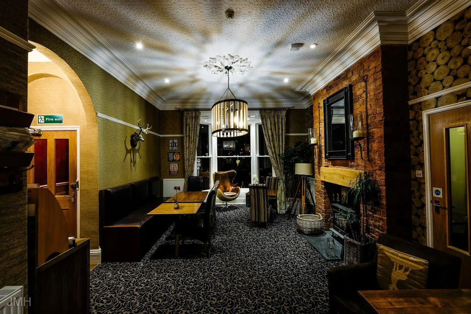 Restaurant/places to eat in Hedley House Hotel & Apartments