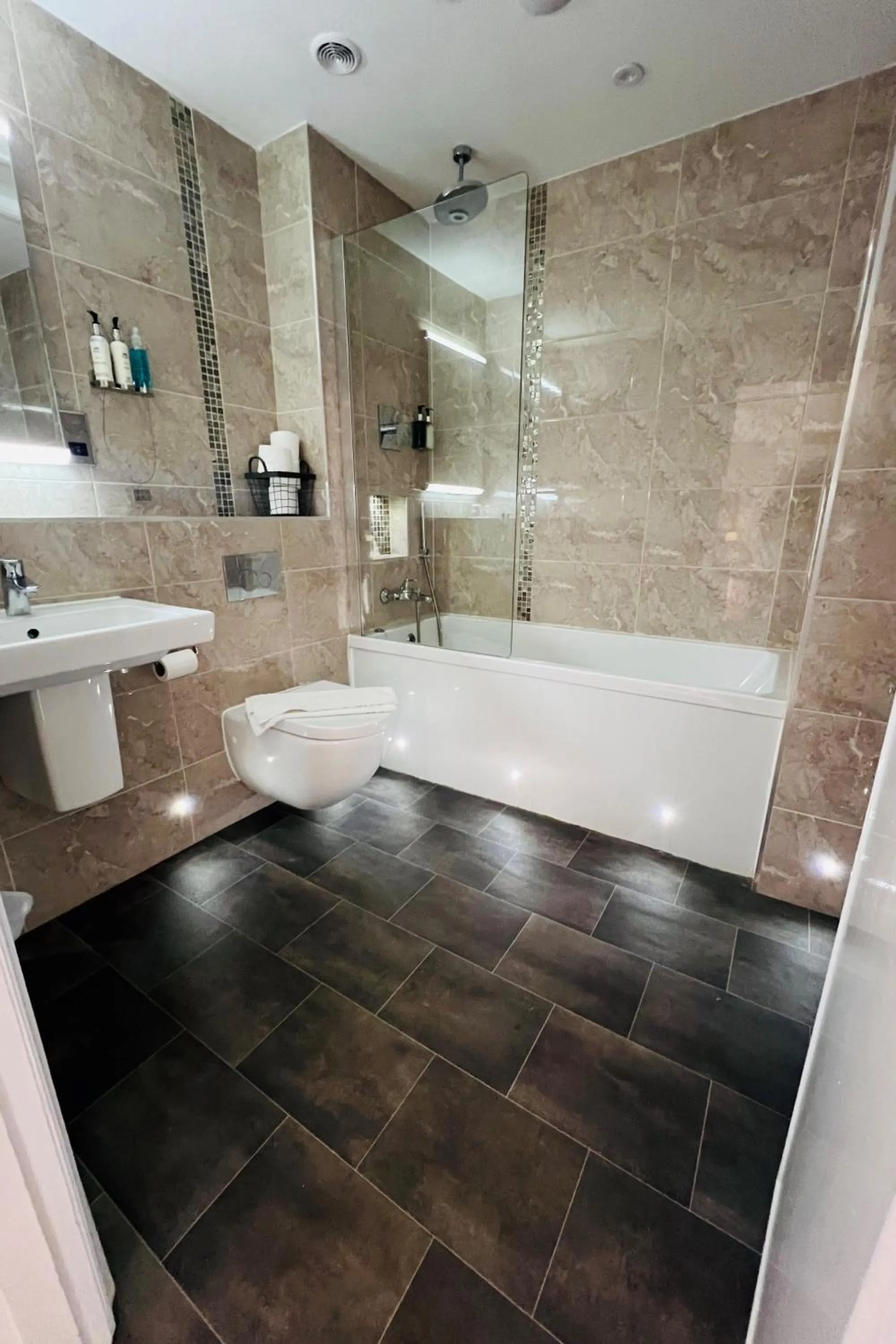 Shower in Hedley House Hotel & Apartments