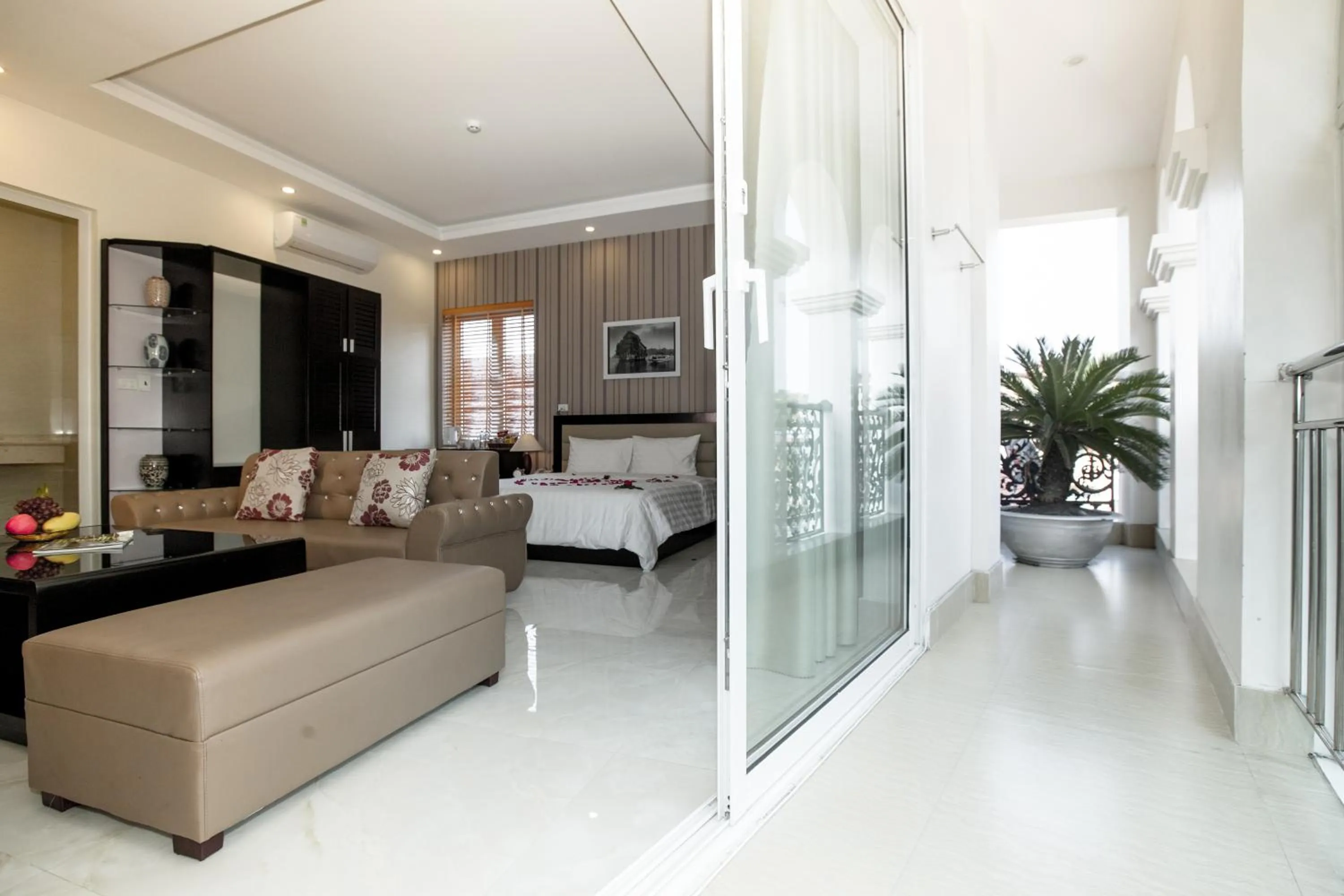 Balcony/Terrace, Bed in Halong Seoul Hotel