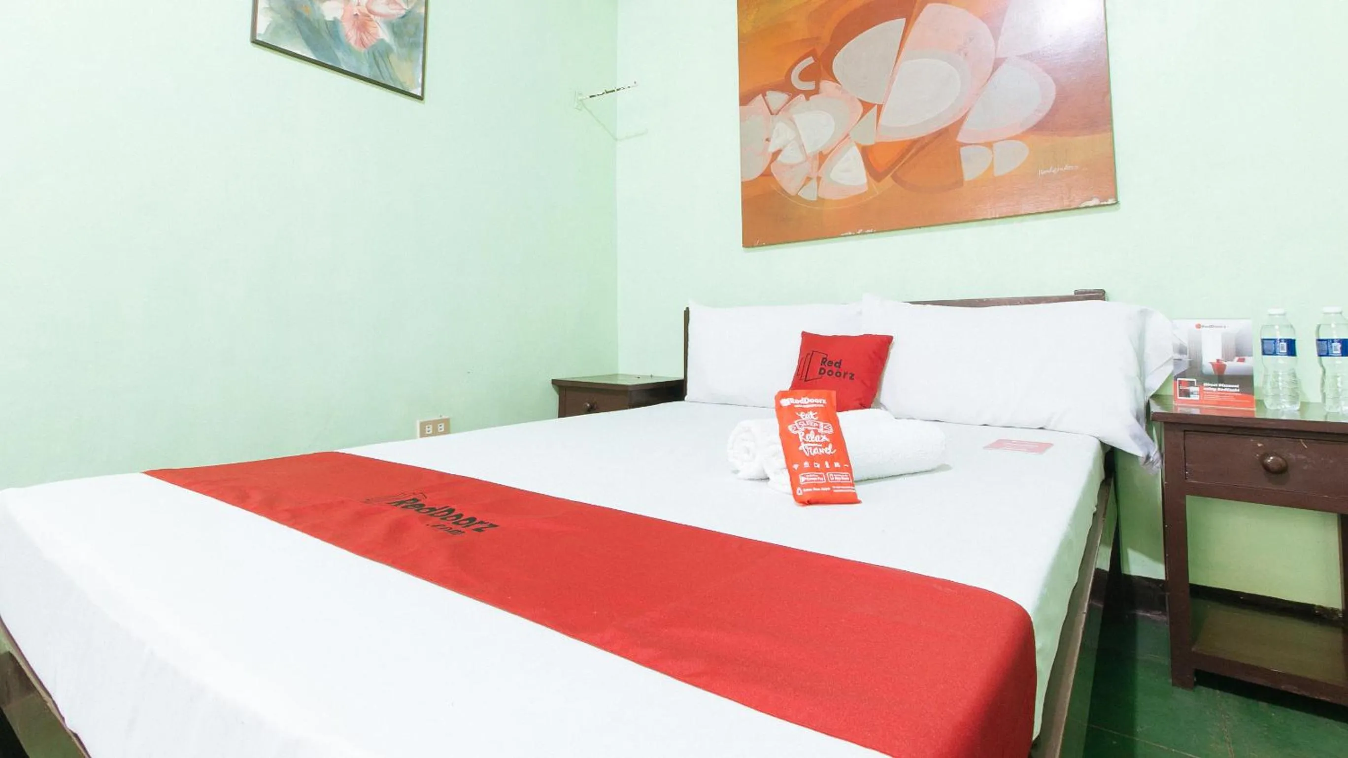 Bed in RedDoorz @ Western Highway Lodge Hotel