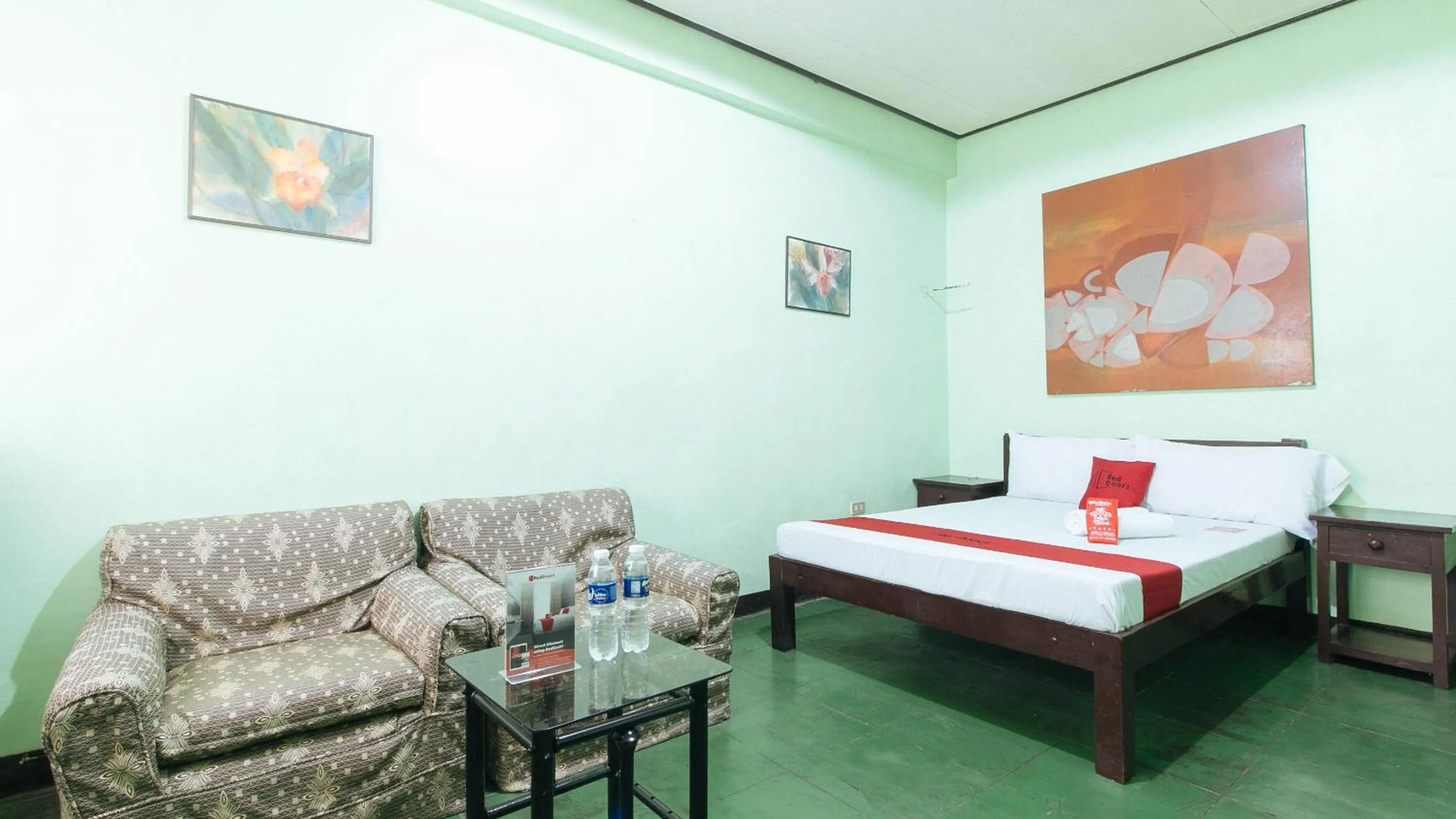 Bed in RedDoorz @ Western Highway Lodge Hotel