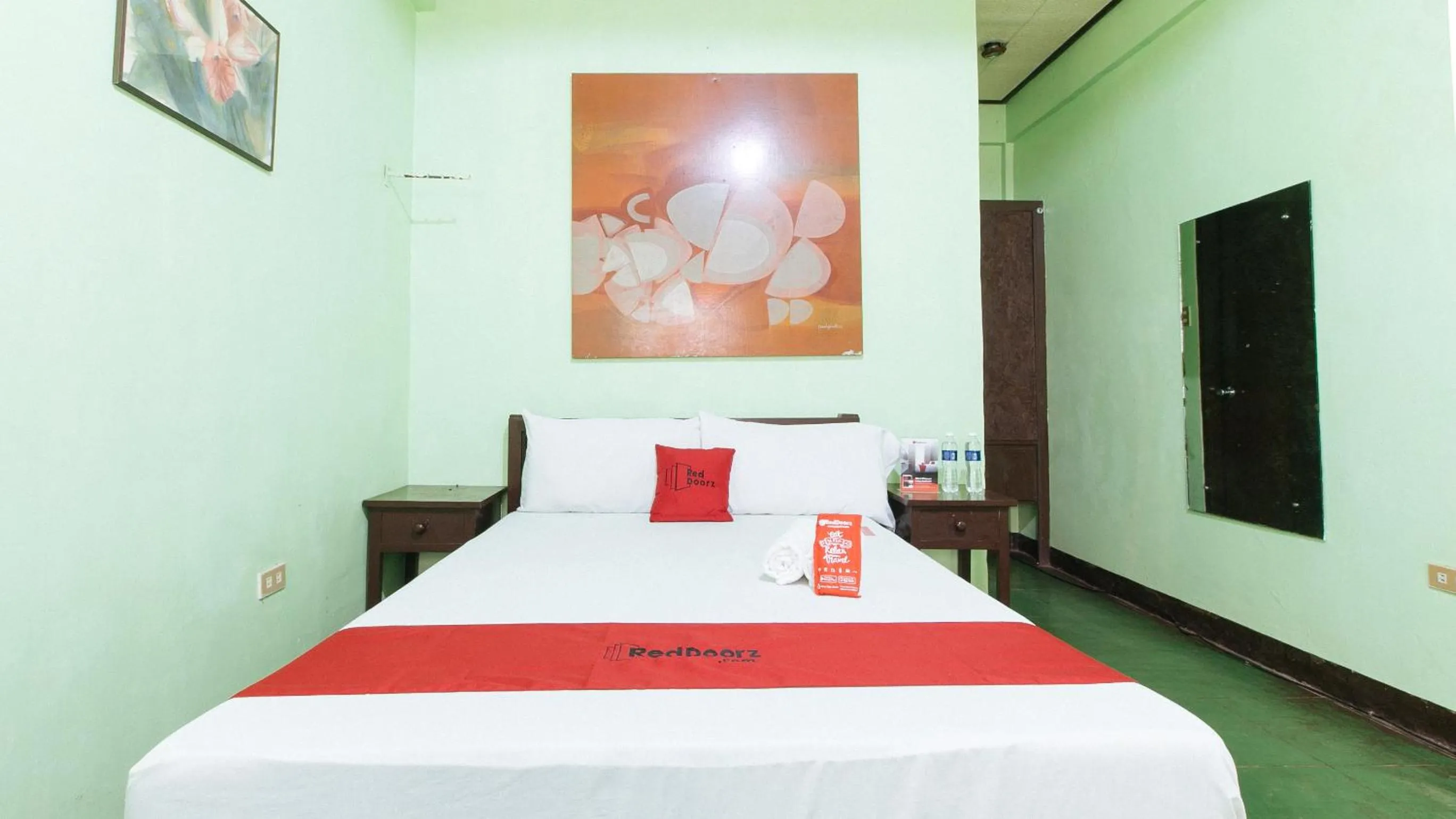 Bed in RedDoorz @ Western Highway Lodge Hotel