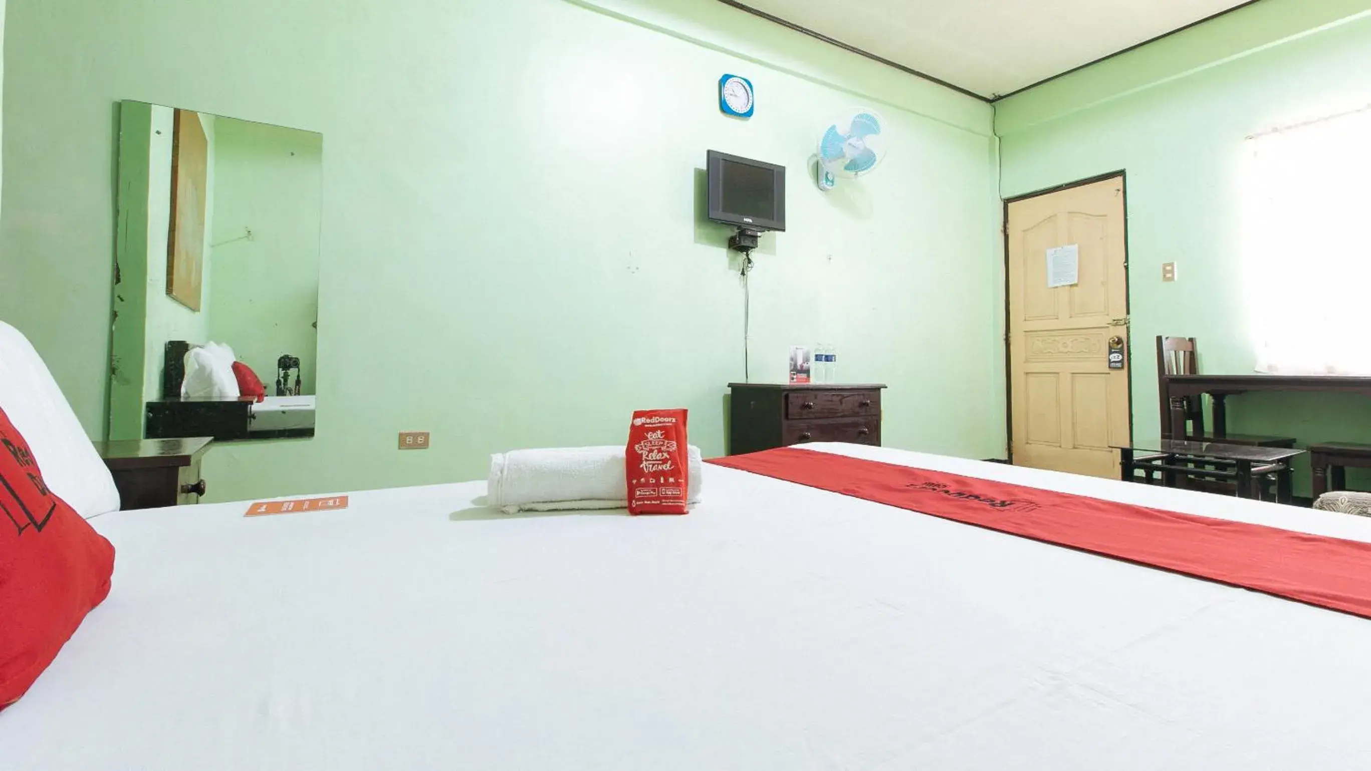 Bed in RedDoorz @ Western Highway Lodge Hotel Bed in RedDoorz @ Western Highway Lodge Hotel