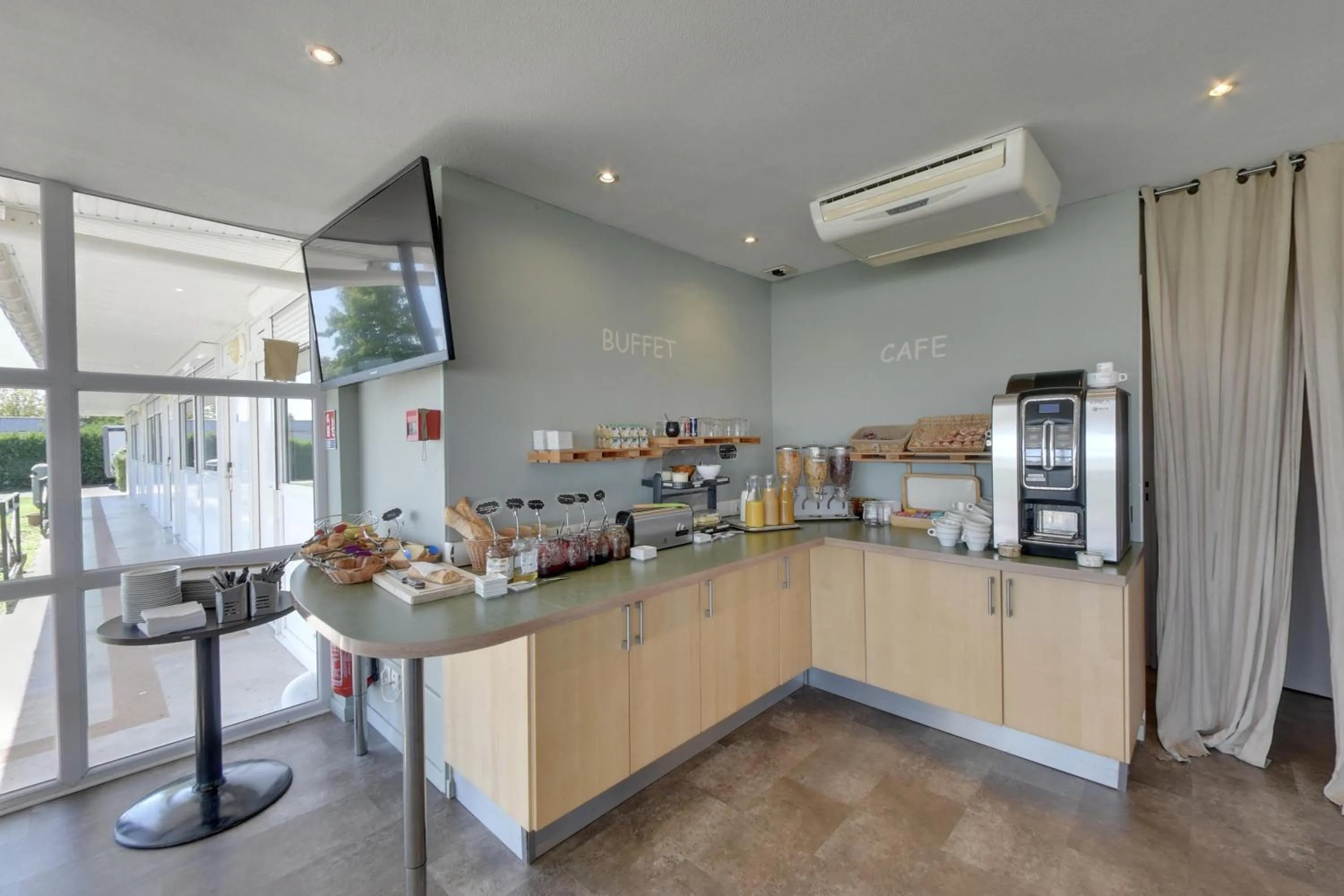 Buffet breakfast in Fasthotel Well Inn Mâcon sud - un hôtel FH Confort