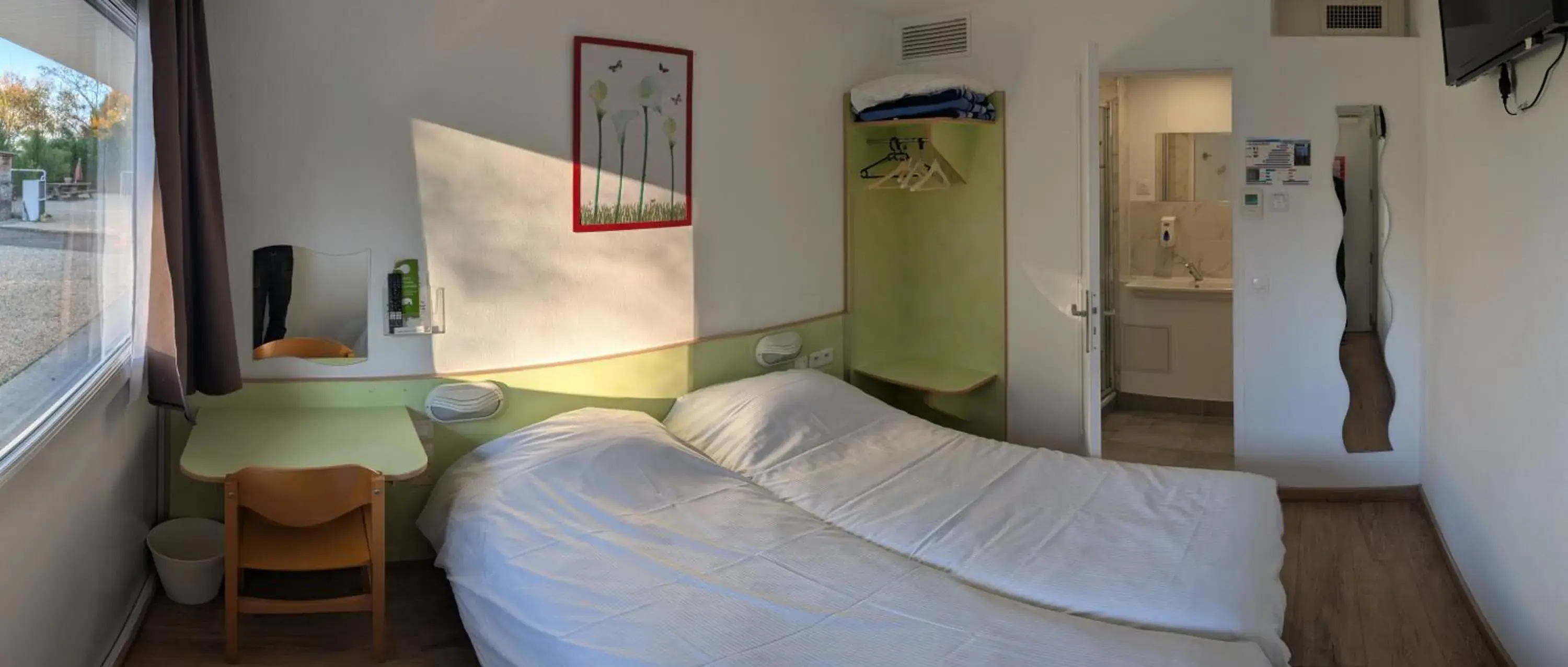 Toilet, Bed in Fasthotel Well Inn Mâcon sud - un hôtel FH Confort Toilet, Bed in Fasthotel Well Inn Mâcon sud - un hôtel FH Confort