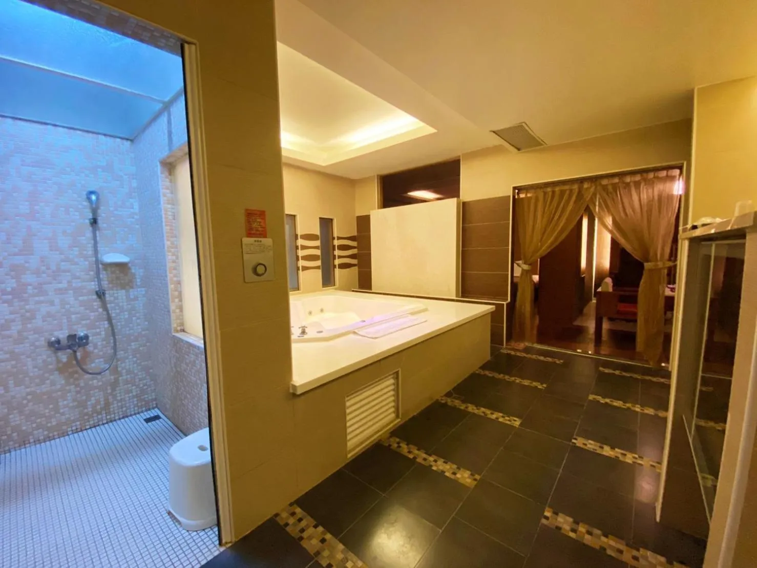 Shower in Hua Xiang Motel