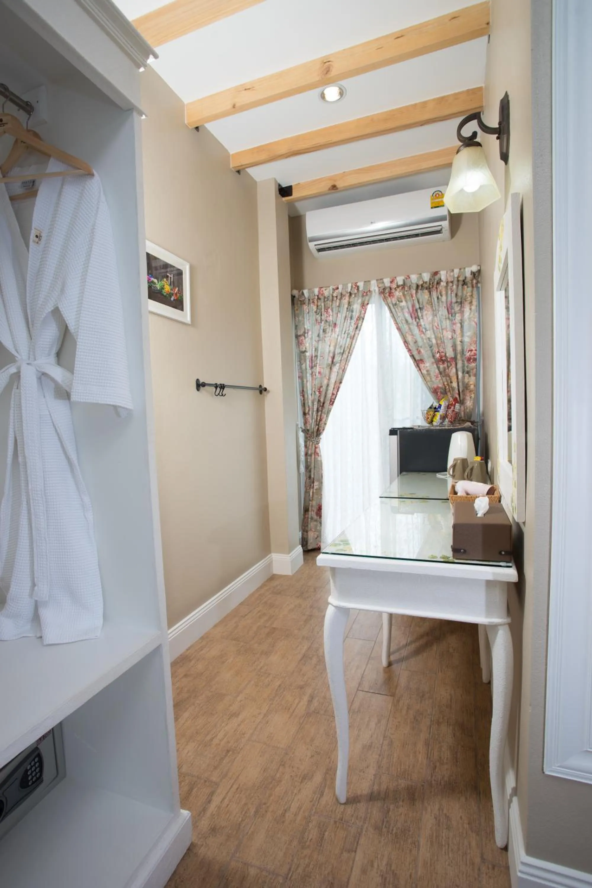 Coffee/tea facilities, Bed in Hillsborough The English Country House Hotel & Leisure