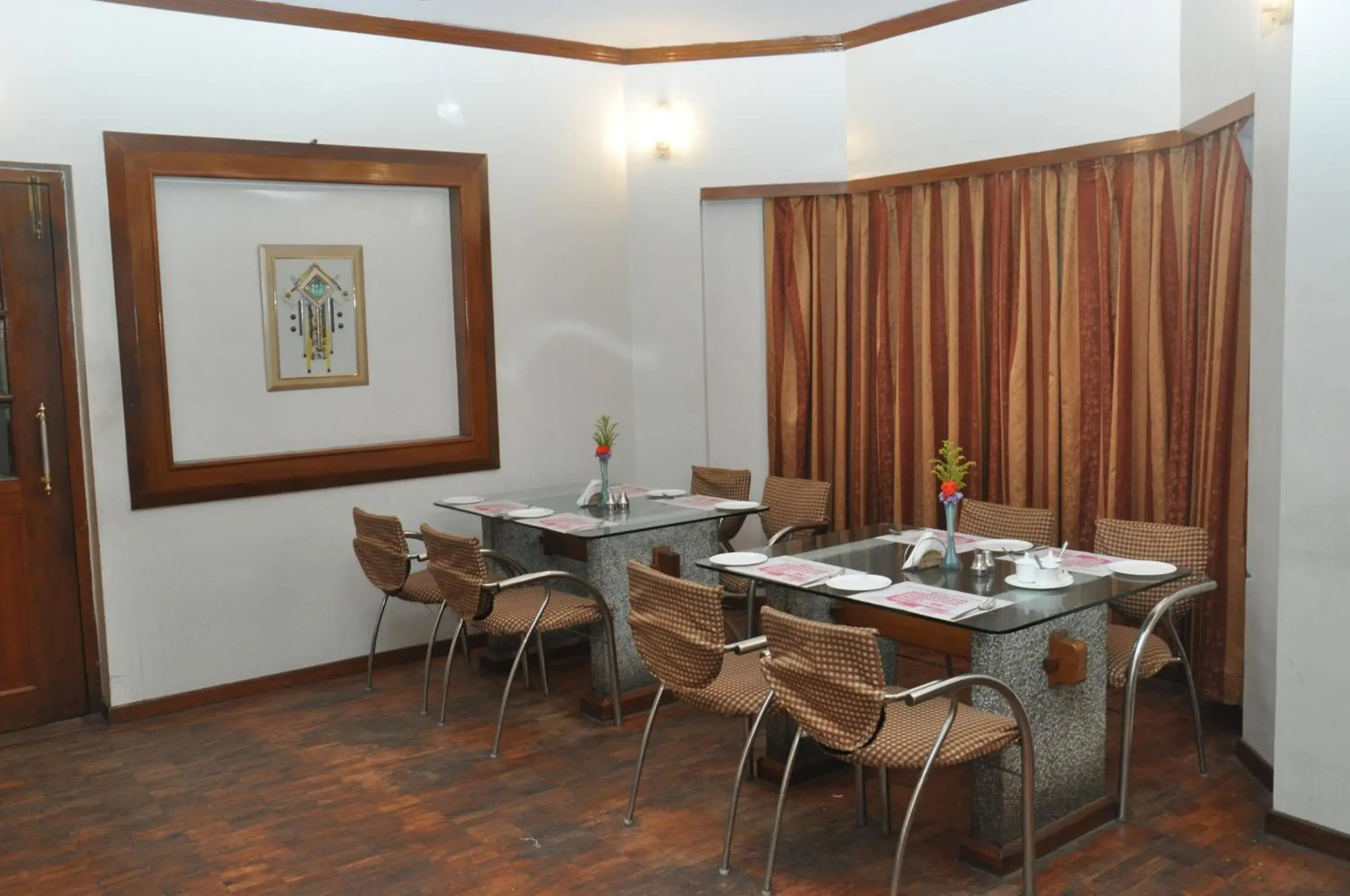 Restaurant/places to eat in Darling Residency Restaurant/places to eat in Darling Residency