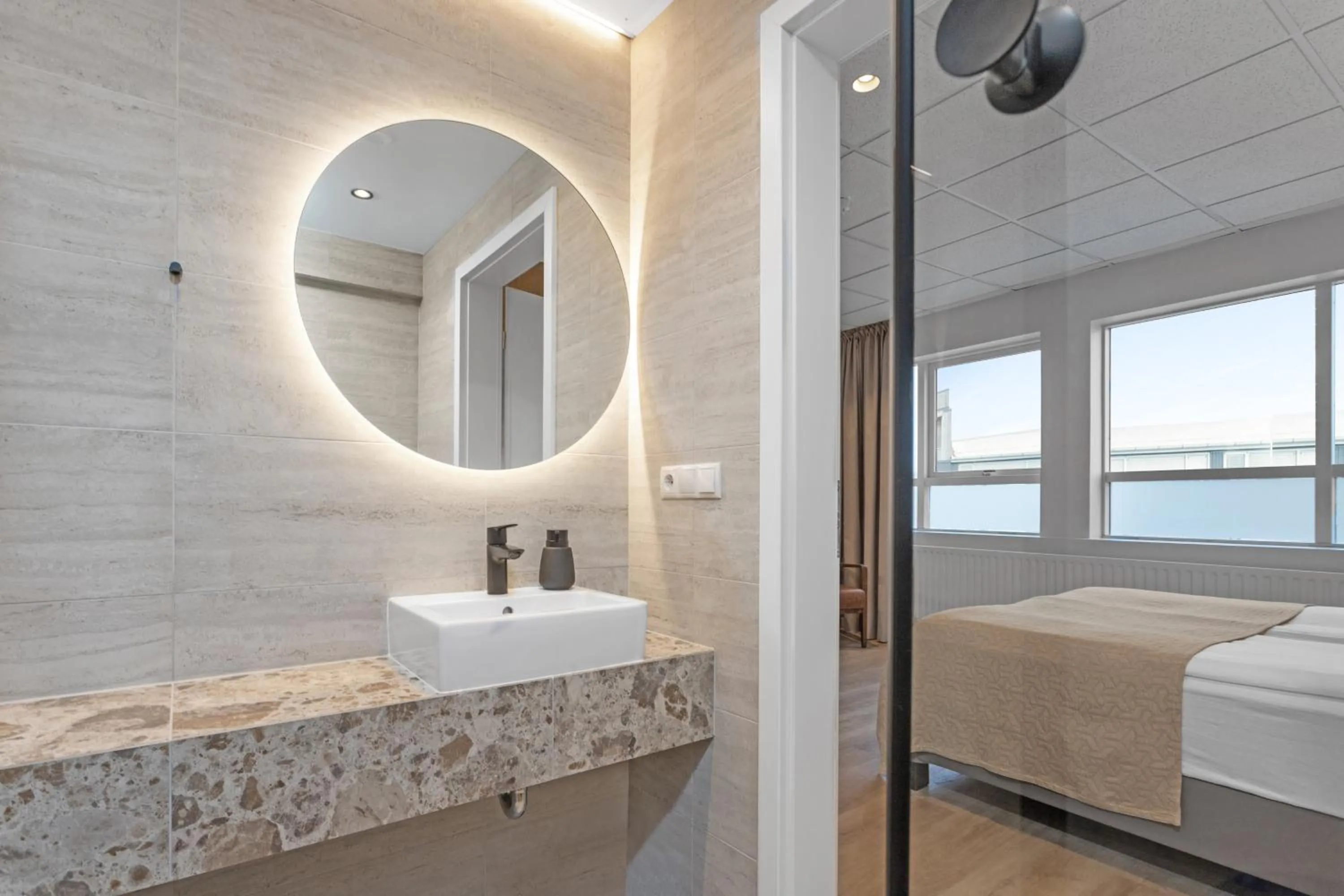 Bathroom, Bed in Alva Hotel Brautarholt