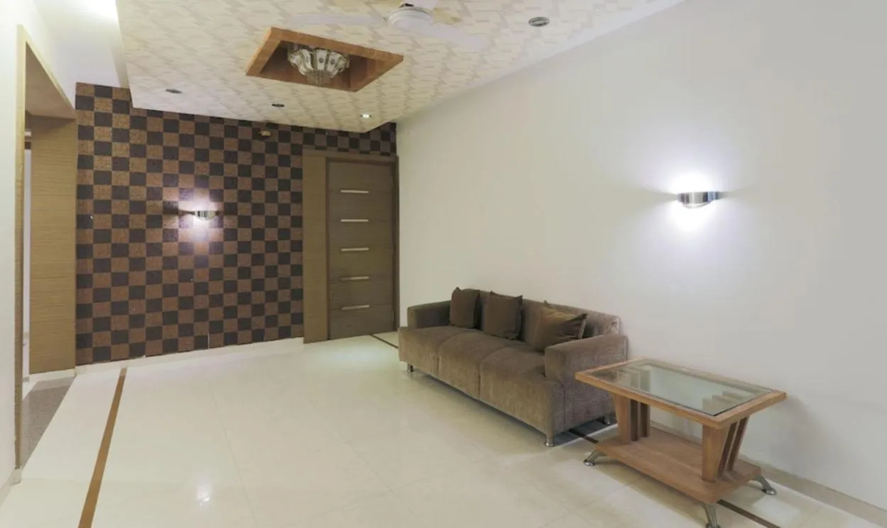 Seating area, Bed in Hotel Apple Inn Vapi