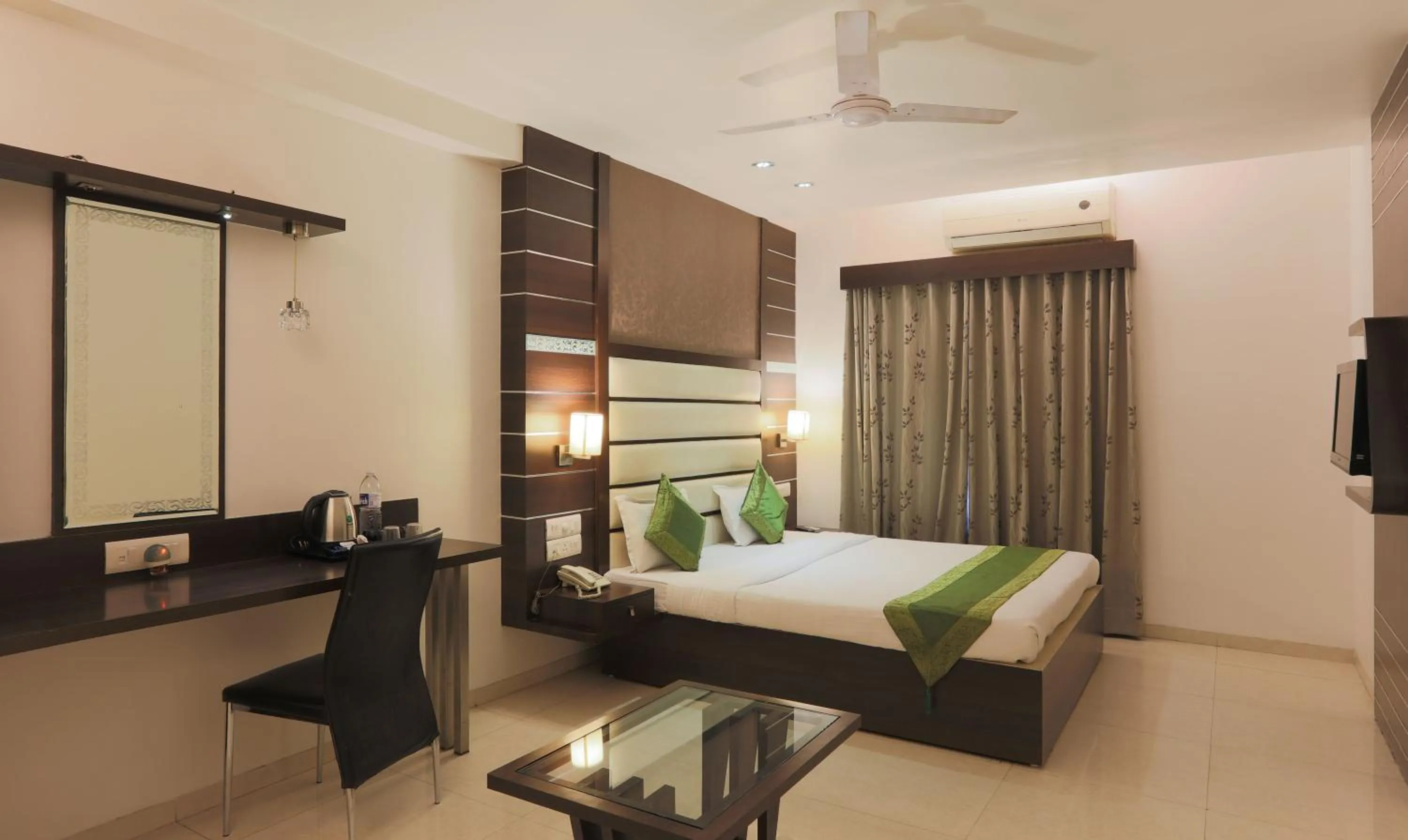 Living room, Bed in Hotel Apple Inn Vapi