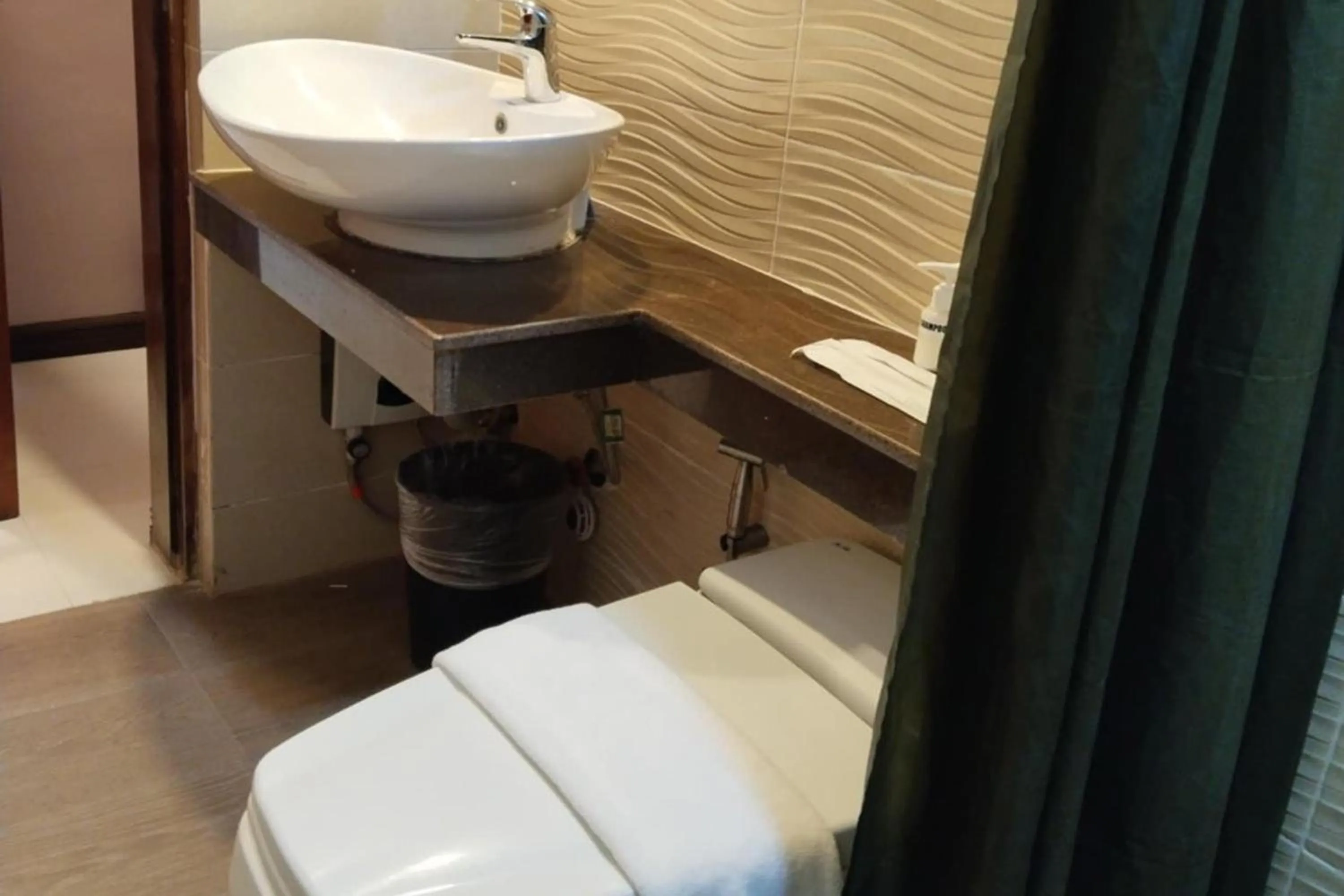 Toilet in Hotel Lapira