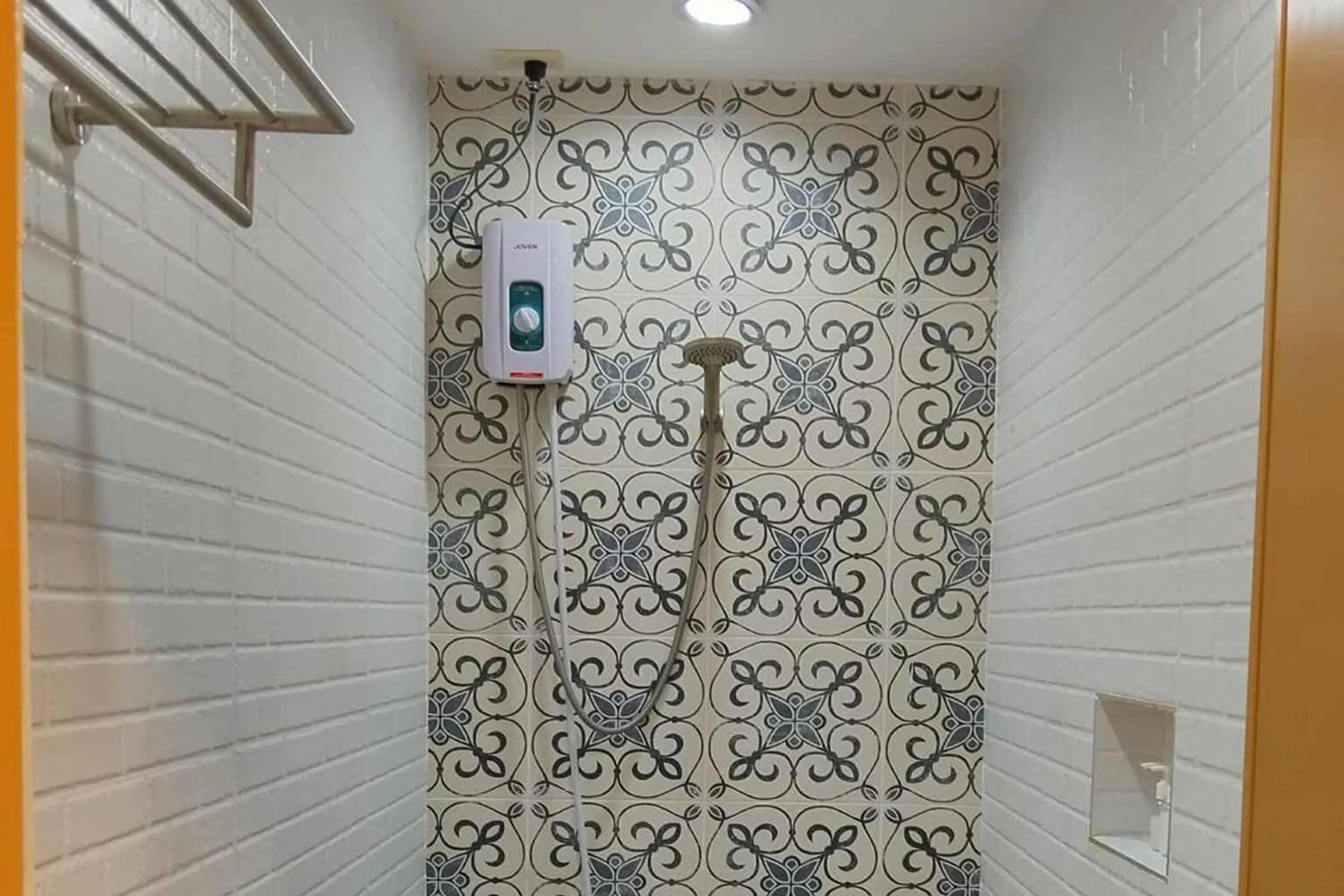 Shower in Hotel Lapira