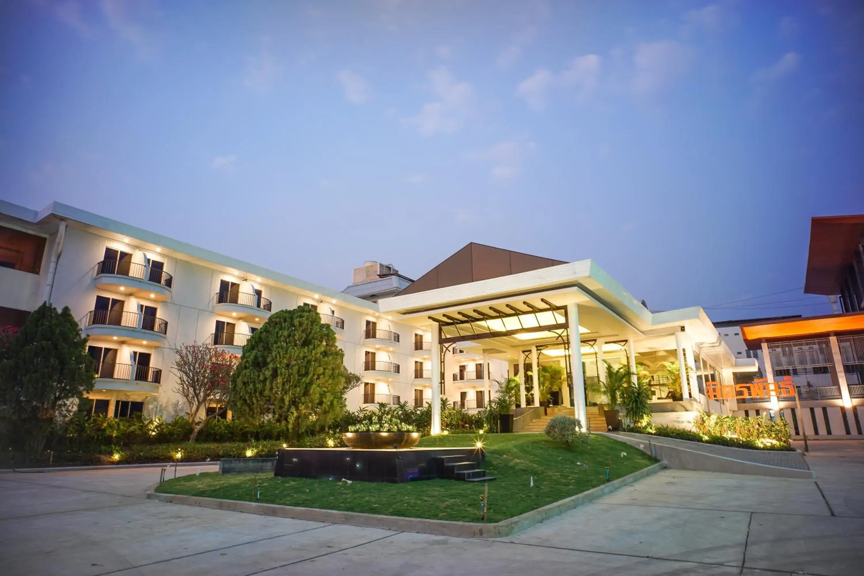 Property building in Mittapan Hotel Property building in Mittapan Hotel