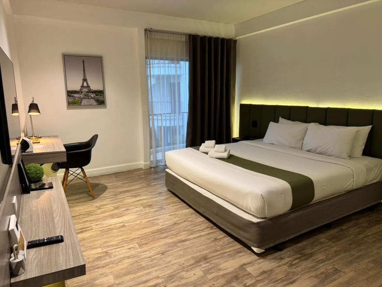 Photo of the whole room, Bed in Mittapan Hotel