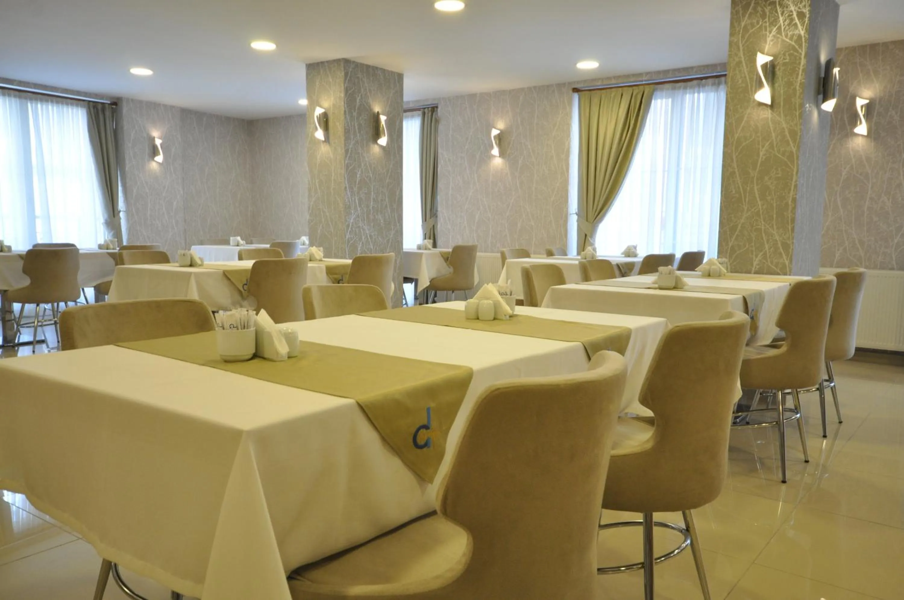 Restaurant/places to eat in Double Comfort Hotel