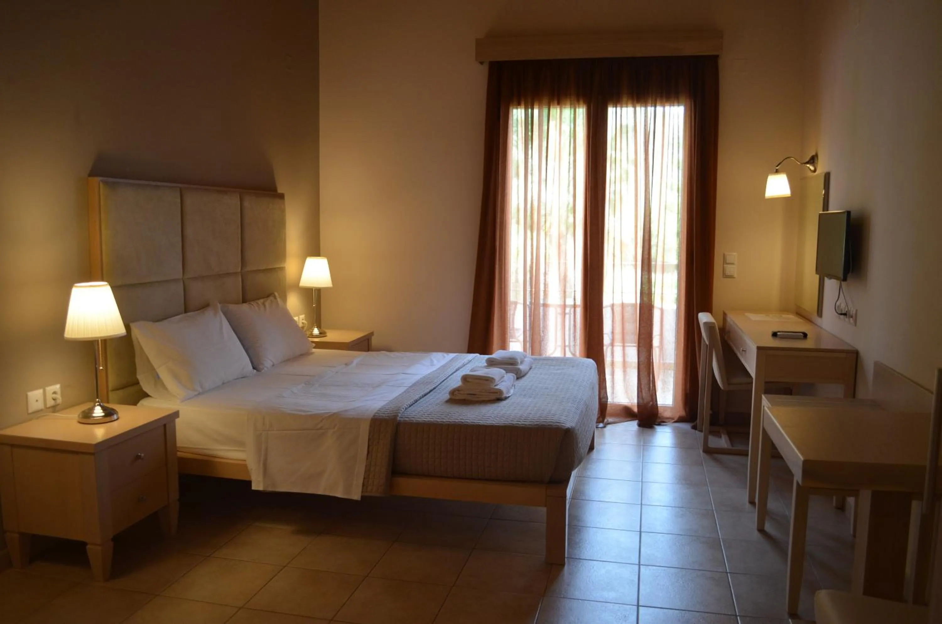 Photo of the whole room, Bed in Aligis Studios