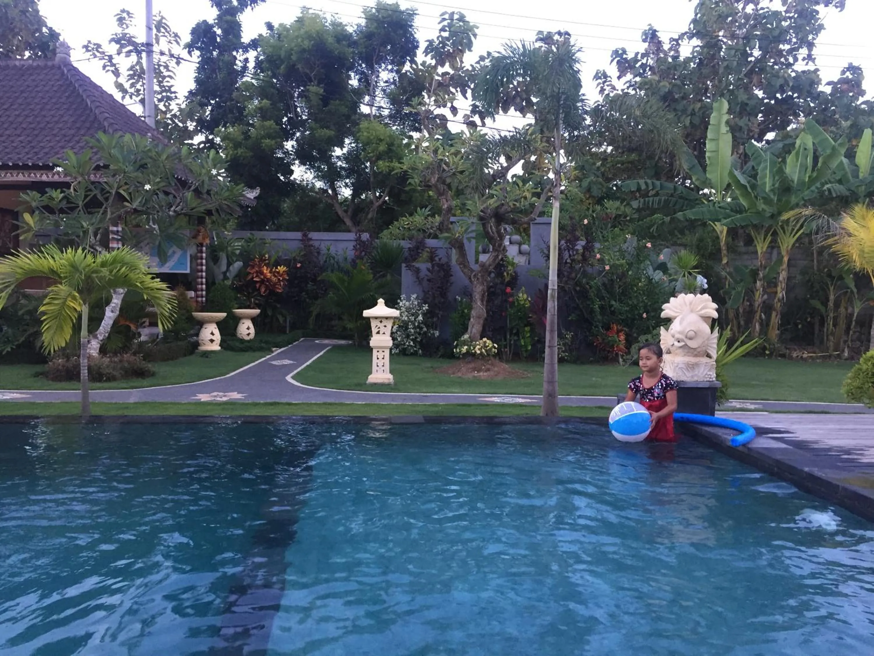 Swimming pool in The Niti Hut's Lembongan