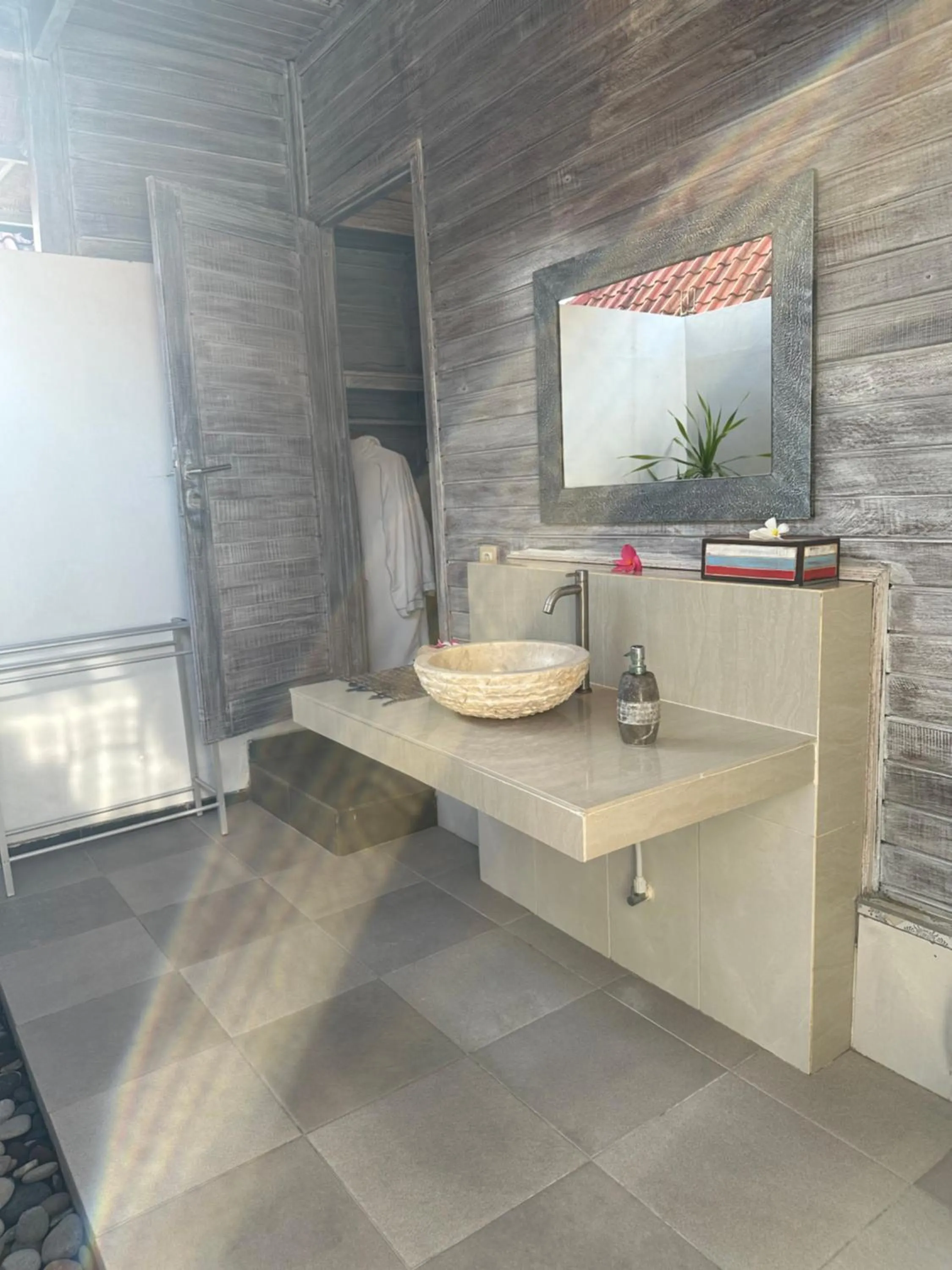 Bathroom in The Niti Hut's Lembongan